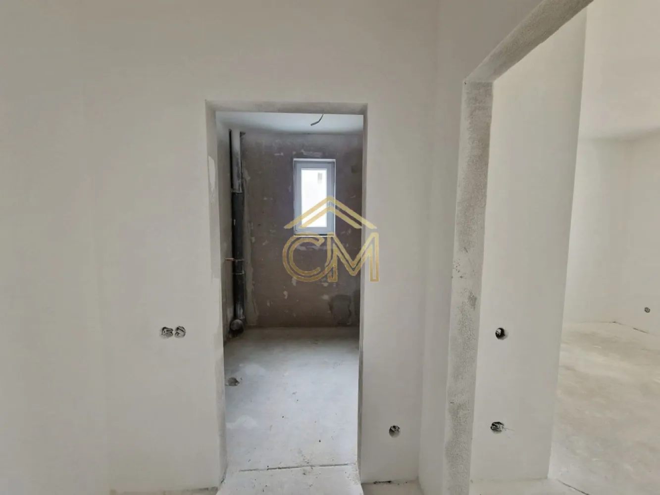 Aparatment 2 Camere-50MP-Etaj 1-Balcon-Selimbar - Vă propunem spre vânzare un apartament modern cu 2 camere, decomandat, situat într-o zonă liniștită și accesibilă din Șelimbăr. Proprietatea dispune de o suprafață totală de 70 mp (50 mp utili) și este ideală atât pentru locuit, cât și ca investiție pe termen lung.

Locuința este excelent compartimentată, oferind spații luminoase și bine optimizate, iar un plus major îl reprezintă baia cu geam (asigură aerisire naturală) și locul de parcare privat inclus în preț.

 Compartimentare și Suprafețe
-Suprafață utilă: 50 mp

-Suprafață totală: 70 mp

-Living open-space cu bucătărie (spațios și luminos)

-Dormitor matrimonial confortabil

-Hol

-Baie dotată cu geam pentru ventilație optimă

-Balcon perfect pentru momentele de relaxare

 Stadiu de Predare: La Alb sau La Cheie
Apartamentul se predă standard la stadiul „La Alb” (pereți tencuiți și gletuiți, șapă turnată, instalații electrice și sanitare poziționate, geamuri termopan și ușă la intrare).

 Opțiune personalizată: Există posibilitatea de predare „La Cheie”, finisat complet conform preferințelor dumneavoastră (gresie, faianță, parchet, uși interioare și obiecte sanitare), contra cost, pe baza unui buget stabilit împreună.

 Avantaje și Dotări
Loc de parcare propriu inclus în preț.

Compartimentare inteligentă, complet decomandată.

Locație excelentă în Șelimbăr, ferită de agitație, dar aproape de punctele de interes.

📞 Contact și Vizionări
Pentru mai multe detalii sau pentru a programa o vizionare, nu ezitați să ne contactați!

Telefon: 0732258587