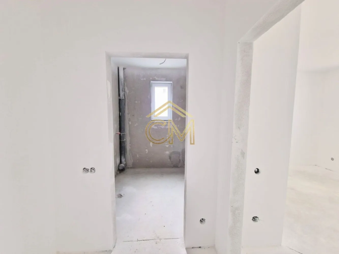 Aparatment 2 Camere-50MP-Etaj 1-Balcon-Selimbar - Vă propunem spre vânzare un apartament modern cu 2 camere, decomandat, situat într-o zonă liniștită și accesibilă din Șelimbăr. Proprietatea dispune de o suprafață totală de 70 mp (50 mp utili) și este ideală atât pentru locuit, cât și ca investiție pe termen lung.

Locuința este excelent compartimentată, oferind spații luminoase și bine optimizate, iar un plus major îl reprezintă baia cu geam (asigură aerisire naturală) și locul de parcare privat inclus în preț.

 Compartimentare și Suprafețe
-Suprafață utilă: 50 mp

-Suprafață totală: 70 mp

-Living open-space cu bucătărie (spațios și luminos)

-Dormitor matrimonial confortabil

-Hol

-Baie dotată cu geam pentru ventilație optimă

-Balcon perfect pentru momentele de relaxare

 Stadiu de Predare: La Alb sau La Cheie
Apartamentul se predă standard la stadiul „La Alb” (pereți tencuiți și gletuiți, șapă turnată, instalații electrice și sanitare poziționate, geamuri termopan și ușă la intrare).

 Opțiune personalizată: Există posibilitatea de predare „La Cheie”, finisat complet conform preferințelor dumneavoastră (gresie, faianță, parchet, uși interioare și obiecte sanitare), contra cost, pe baza unui buget stabilit împreună.

 Avantaje și Dotări
Loc de parcare propriu inclus în preț.

Compartimentare inteligentă, complet decomandată.

Locație excelentă în Șelimbăr, ferită de agitație, dar aproape de punctele de interes.

📞 Contact și Vizionări
Pentru mai multe detalii sau pentru a programa o vizionare, nu ezitați să ne contactați!

Telefon: 0732258587