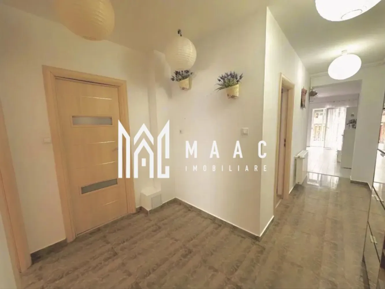 Apartament 3 camere | Gradina 103MP | Mobilat | Arhitectilor - MAAC Imobiliare vă prezintă spre vânzare un apartament cu 3 camere și grădină proprie, situat în Cartierul Arhitecților într-o vilă cu regim redus de înălțime și doar 8 apartamente.

Caracteristici:
Apartament cu 3 camere, decomandat.
Suprafață utilă de 80 mp.
Curte proprie de 103 mp.
Parter înalt, oferind intimitate și confort.
Imobil construit în anul 2018.
Două locuri de parcare incluse în preț.

Compartimentare:
Hol de acces spațios.
Living luminos.
2 dormitoare.
Bucătărie separată.
Cămară în bucătărie.
Dressing.
Baie mare cu posibilitate de amenajare a unui al doilea grup sanitar.

Dotări și finisaje:
Centrală termică Bosch.
Încălzire prin calorifere.
Ferestre termopan.
Construcție izolată.
Apartamentul se vinde complet mobilat și utilat.
Bucătărie complet echipată cu electrocasnice Siemens.

Dotări exterioare:
Curte amenajată cu pavaj și zonă verde.
Filigorie pavilion.
Gazon de aproximativ 50 mp.
Apă și curent electric trase în curte, inclusiv iluminat exterior.
Acces auto în curte prin poartă proprie.

Avantaje locație
Stradă asfaltată, cu acces facil.
În apropiere se află magazine, cafenele și puncte de interes, inclusiv Cofetăria Mandra.

Pentru mai multe detalii precizati telefonic ca ati vazut anuntul cu ID: CP2984632