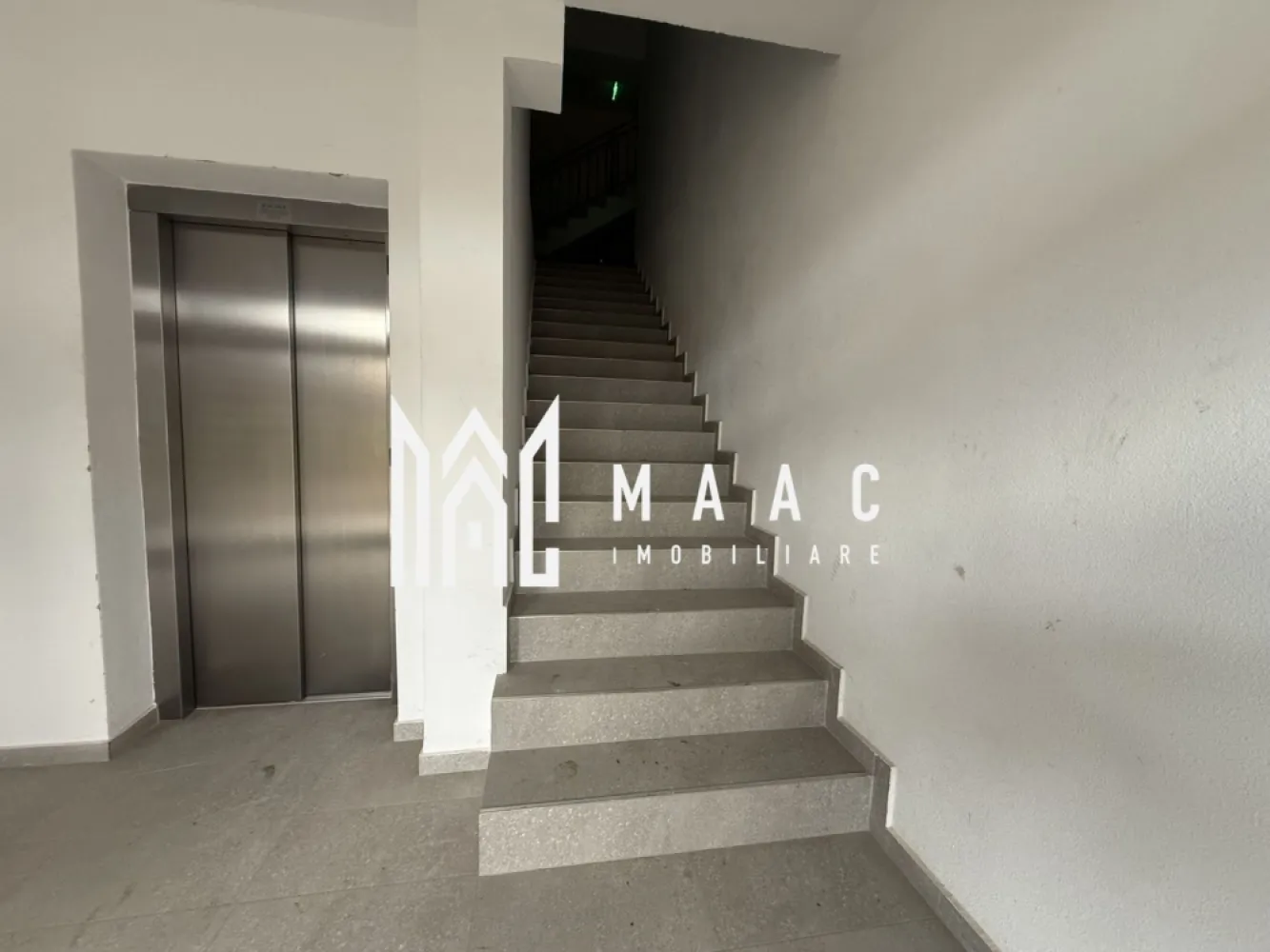 Penthouse | 4 camere | Balcon | Parcare | Terasa | D. Stanca - MAAC Imobiliare prezintă un penthouse situat pe strada Doamna Stanca, într-o zonă în dezvoltare continuă și excelent conectată la toate facilitățile urbane. Proprietatea poate fi predată fie la alb, conform stadiului actual prezentat în poze, fie finisată la cheie, în funcție de preferințele cumpărătorului.

Caracteristici:
Suprafața utilă a penthouse-ului este de 112 mp
Construcția este finalizată în anul 2023

Compartimentare:
Living open space cu bucataria
Două băi
Acces pe balcon de 10 mp din două dormitoare
Terasă de 78.5 mp, cu ieșire directă din living și bucătărie.

Dotări și beneficii:
Încălzire în pardoseală cu centrală termică proprie
Sistem de aer condiționat montat, gata de utilizare.
Predare flexibilă: la alb, conform fotografiilor, sau complet finisat la cheie, contra cost.
Prețul include TVA, avantaj important pentru achiziții prin firmă.

Avantajele zonei
Zona este complet dezvoltată și oferă acces rapid la centre comerciale, supermarketuri, restaurante, farmacii, transport public și alte servicii necesare unei vieți confortabile.

Pentru mai multe detalii precizati telefonic ca ati vazut anuntul cu ID: CP2824523
