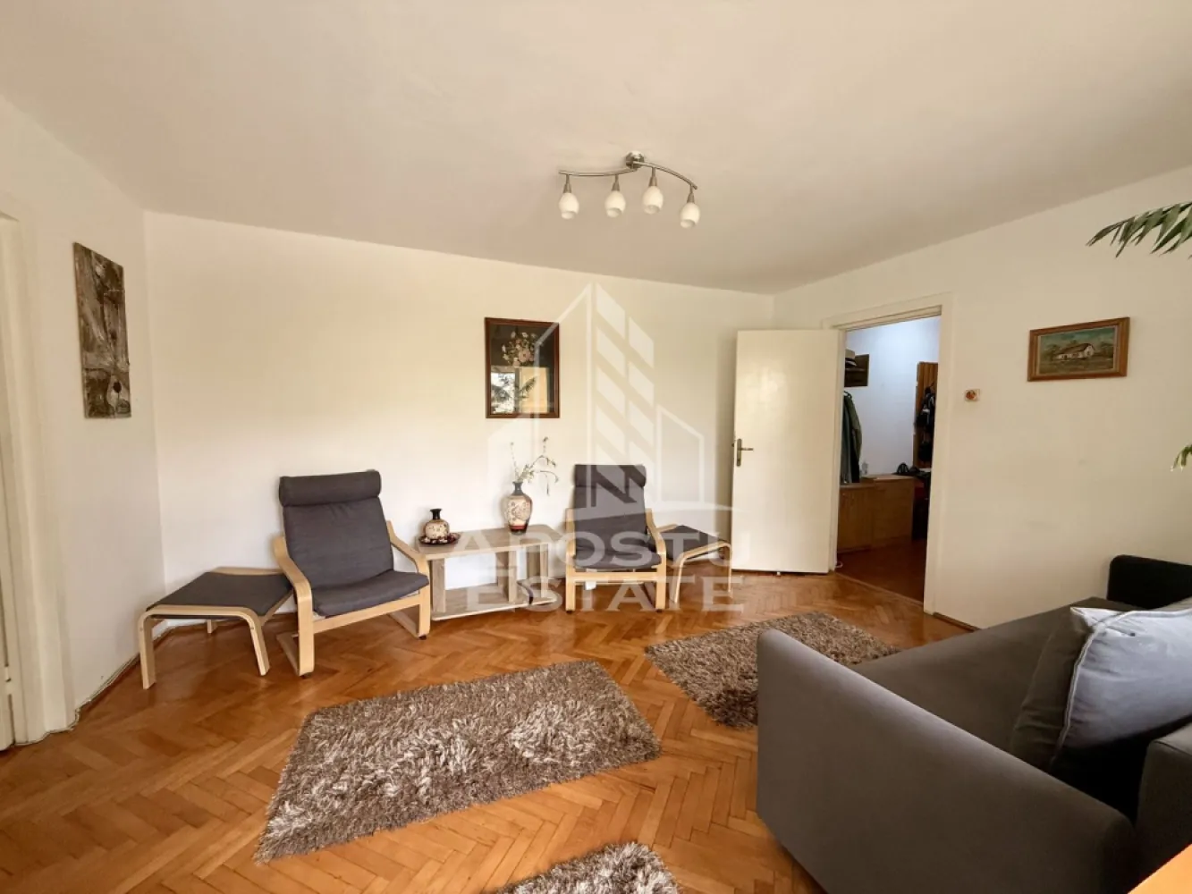 Apartament 3 camere de vanzare, zona Olimpia Stadion, Timisoara - Agentia imobiliara APOSTU ESTATE va propune spre vanzare un apartament cu 3 camere, semidecomandat, etaj 1/4, situat in zona Olimpia/Stadion Complexul Studențesc din Timisoara, judetul Timis.

Apartamentul este amplasat la etajul 1 al unui imobil construit in 1980 si are o suprafata utila de aproximativ 65 mp cu balcon inchis.

Confortul termic se realizeaza prin intermediul centralei proprii pe gaz cu sistem de incalzire prin calorifere.

Compartimentare: hol acces spatios, bucatarie inchisa , camera, living cu iesire spre balcon inchis, dormitor,baie cu cada si baie de serviciu.

Proprietatea se vinde cum se vede in imagini si este o varianta ideala pentru familii, cuplu, investitie.

Vecinatati: Centrul Regional de Afaceri la 2 min de mers pe jos, mijloace de transport in comun,magazine,banci,farmacii la 3 min de mers pe jos, Facultatea de Drept la 4 min de mers pe jos, Spitalul Județean la 6 min cu masina, Iulius Mall la 13 min cu masina, Piata Unirii la 12 min cu masina.

Agentia imobiliara Apostu Estate va ofera consultanta bancara gratuita prin intermediul colaboratorilor nostri pentru alegerea celui mai potrivit tip de credit, astfel incat tu sa devi noul proprietar al acestui apartament.

Va asteptam cu drag la o vizionare!

Id Intern: CP3208664