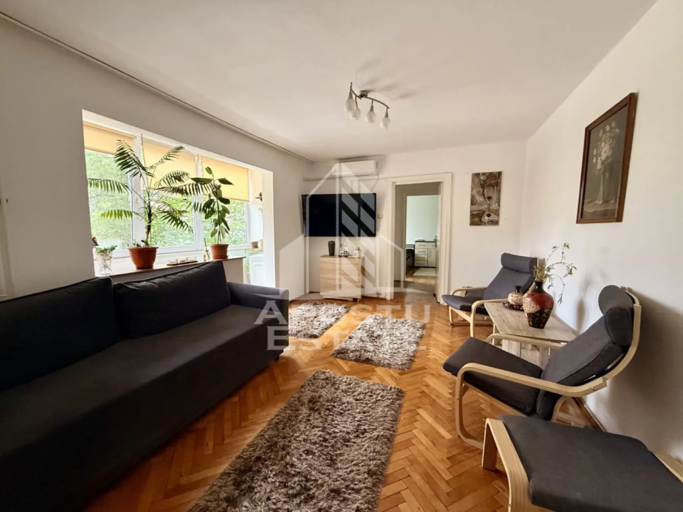 Apartament 3 camere de vanzare, zona Olimpia Stadion, Timisoara - Agentia imobiliara APOSTU ESTATE va propune spre vanzare un apartament cu 3 camere, semidecomandat, etaj 1/4, situat in zona Olimpia/Stadion Complexul Studențesc din Timisoara, judetul Timis.

Apartamentul este amplasat la etajul 1 al unui imobil construit in 1980 si are o suprafata utila de aproximativ 65 mp cu balcon inchis.

Confortul termic se realizeaza prin intermediul centralei proprii pe gaz cu sistem de incalzire prin calorifere.

Compartimentare: hol acces spatios, bucatarie inchisa , camera, living cu iesire spre balcon inchis, dormitor,baie cu cada si baie de serviciu.

Proprietatea se vinde cum se vede in imagini si este o varianta ideala pentru familii, cuplu, investitie.

Vecinatati: Centrul Regional de Afaceri la 2 min de mers pe jos, mijloace de transport in comun,magazine,banci,farmacii la 3 min de mers pe jos, Facultatea de Drept la 4 min de mers pe jos, Spitalul Județean la 6 min cu masina, Iulius Mall la 13 min cu masina, Piata Unirii la 12 min cu masina.

Agentia imobiliara Apostu Estate va ofera consultanta bancara gratuita prin intermediul colaboratorilor nostri pentru alegerea celui mai potrivit tip de credit, astfel incat tu sa devi noul proprietar al acestui apartament.

Va asteptam cu drag la o vizionare!

Id Intern: CP3208664