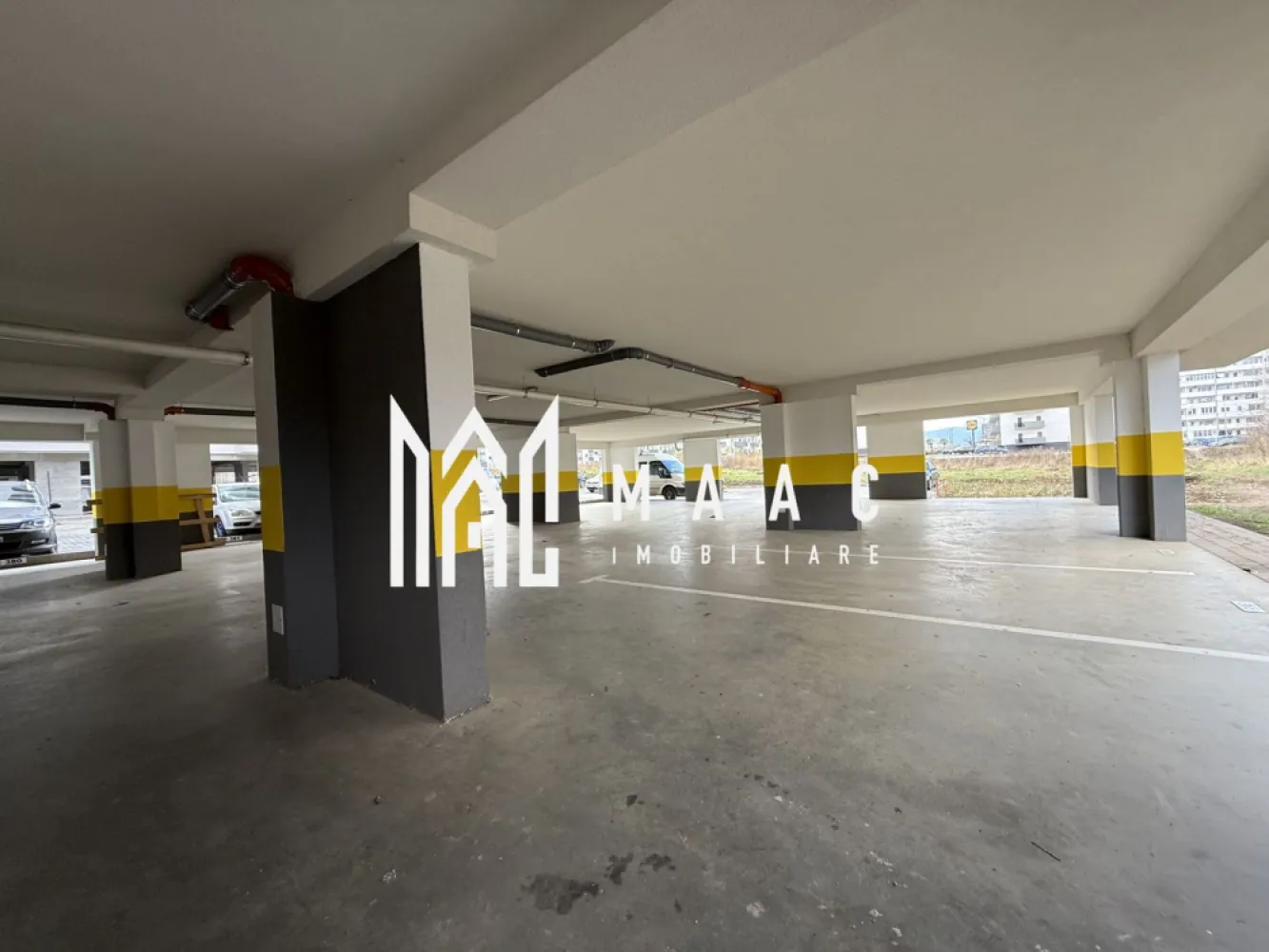 Penthouse | 4 camere | Balcon | Parcare | Terasa | D. Stanca - MAAC Imobiliare prezintă un penthouse situat pe strada Doamna Stanca, într-o zonă în dezvoltare continuă și excelent conectată la toate facilitățile urbane. Proprietatea poate fi predată fie la alb, conform stadiului actual prezentat în poze, fie finisată la cheie, în funcție de preferințele cumpărătorului.

Caracteristici:
Suprafața utilă a penthouse-ului este de 112 mp
Construcția este finalizată în anul 2023

Compartimentare:
Living open space cu bucataria
Două băi
Acces pe balcon de 10 mp din două dormitoare
Terasă de 78.5 mp, cu ieșire directă din living și bucătărie.

Dotări și beneficii:
Încălzire în pardoseală cu centrală termică proprie
Sistem de aer condiționat montat, gata de utilizare.
Predare flexibilă: la alb, conform fotografiilor, sau complet finisat la cheie, contra cost.
Prețul include TVA, avantaj important pentru achiziții prin firmă.

Avantajele zonei
Zona este complet dezvoltată și oferă acces rapid la centre comerciale, supermarketuri, restaurante, farmacii, transport public și alte servicii necesare unei vieți confortabile.

Pentru mai multe detalii precizati telefonic ca ati vazut anuntul cu ID: CP2824523