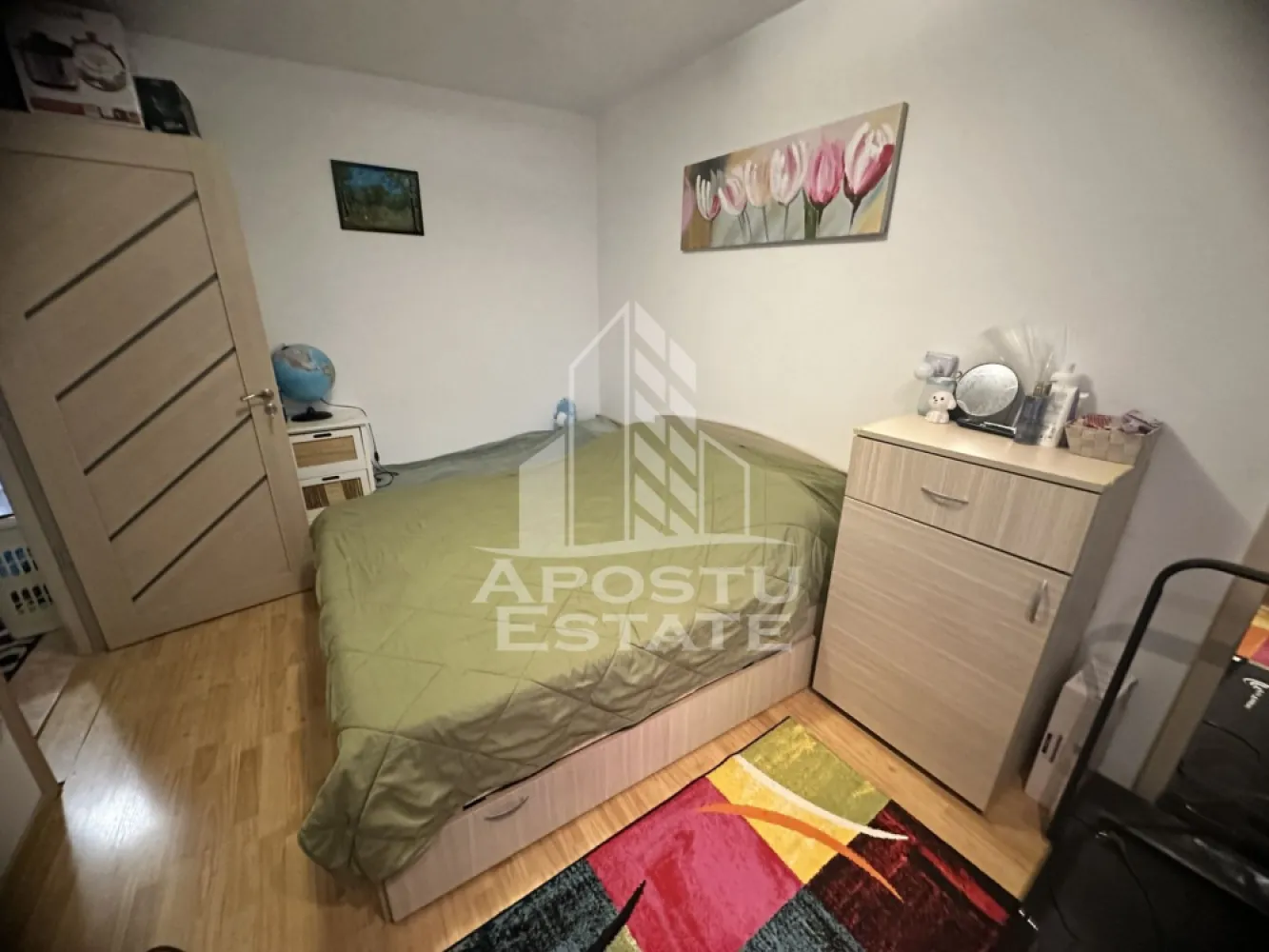 Apartament cu 3 camere, zona Buziasului, 55 mp, Centrala proprie - Agentia imobiliara APOSTU ESTATE va propune spre vanzare un apartament cu 3 camere, in zona Calea Buziasului din Timisoara, judetul Timis, o zona apreciata pentru accesul facil catre mijloacele de transport, centre comerciale si numeroase puncte de interes.    

Locuinta are o suprafata utila de 55 mp.

    Compartimentare eficienta:     
-Hol de acces.
  -Camera copiilor.
  -Living room luminos, mobilat.
-Bucatarie mobilata si utilata.
-Dormitor matrimonial cu acces catre balcon.

-Baie cu cada si aerisire naturala.

    Dotari si beneficii:
    -Incalzire prin centrala proprie.
  
-Se vinde complet mobilat si utilat.
-Geamuri termopan.  
-Usa metalica la intrare.  
-Disponibil imediat.    

Pozitie excelenta:    

-acces rapid catre mijloacele de transport in comun.  -in apropiere de magazine, farmacii, banci, liceu, gradinita si alte facilitati.  
-conexiune facila catre principalele artere ale orasului.  
-Apartamentul este ideal atat pentru locuinta proprie, cat si pentru investitie, datorita amplasarii avantajoase si a costurilor reduse de exploatare.    

Pretul este negociabil.

    Agentia imobiliara Apostu Estate va ofera consultanta bancara gratuita prin intermediul colaboratorilor nostri pentru alegerea celui mai potrivit tip de credit, astfel incat tu sa devii noul proprietar al acestei proprietati.

    Va asteptam cu drag la o vizionare!   ID intern: CP3207706