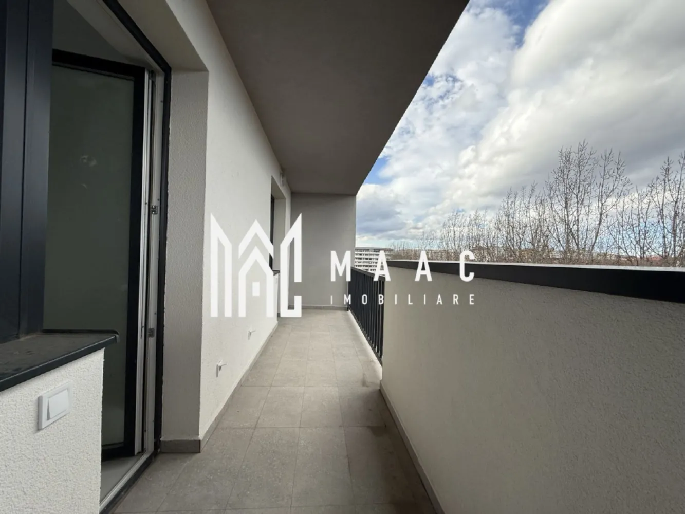 Penthouse | 4 camere | Balcon | Parcare | Terasa | D. Stanca - MAAC Imobiliare prezintă un penthouse situat pe strada Doamna Stanca, într-o zonă în dezvoltare continuă și excelent conectată la toate facilitățile urbane. Proprietatea poate fi predată fie la alb, conform stadiului actual prezentat în poze, fie finisată la cheie, în funcție de preferințele cumpărătorului.

Caracteristici:
Suprafața utilă a penthouse-ului este de 112 mp
Construcția este finalizată în anul 2023

Compartimentare:
Living open space cu bucataria
Două băi
Acces pe balcon de 10 mp din două dormitoare
Terasă de 78.5 mp, cu ieșire directă din living și bucătărie.

Dotări și beneficii:
Încălzire în pardoseală cu centrală termică proprie
Sistem de aer condiționat montat, gata de utilizare.
Predare flexibilă: la alb, conform fotografiilor, sau complet finisat la cheie, contra cost.
Prețul include TVA, avantaj important pentru achiziții prin firmă.

Avantajele zonei
Zona este complet dezvoltată și oferă acces rapid la centre comerciale, supermarketuri, restaurante, farmacii, transport public și alte servicii necesare unei vieți confortabile.

Pentru mai multe detalii precizati telefonic ca ati vazut anuntul cu ID: CP2824523