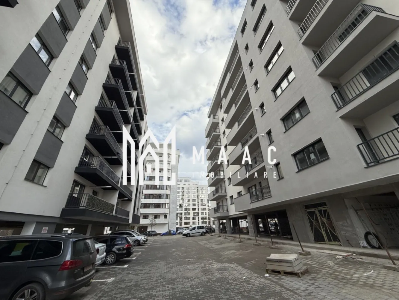 Penthouse | 4 camere | Balcon | Parcare | Terasa | D. Stanca - MAAC Imobiliare prezintă un penthouse situat pe strada Doamna Stanca, într-o zonă în dezvoltare continuă și excelent conectată la toate facilitățile urbane. Proprietatea poate fi predată fie la alb, conform stadiului actual prezentat în poze, fie finisată la cheie, în funcție de preferințele cumpărătorului.

Caracteristici:
Suprafața utilă a penthouse-ului este de 112 mp
Construcția este finalizată în anul 2023

Compartimentare:
Living open space cu bucataria
Două băi
Acces pe balcon de 10 mp din două dormitoare
Terasă de 78.5 mp, cu ieșire directă din living și bucătărie.

Dotări și beneficii:
Încălzire în pardoseală cu centrală termică proprie
Sistem de aer condiționat montat, gata de utilizare.
Predare flexibilă: la alb, conform fotografiilor, sau complet finisat la cheie, contra cost.
Prețul include TVA, avantaj important pentru achiziții prin firmă.

Avantajele zonei
Zona este complet dezvoltată și oferă acces rapid la centre comerciale, supermarketuri, restaurante, farmacii, transport public și alte servicii necesare unei vieți confortabile.

Pentru mai multe detalii precizati telefonic ca ati vazut anuntul cu ID: CP2824523