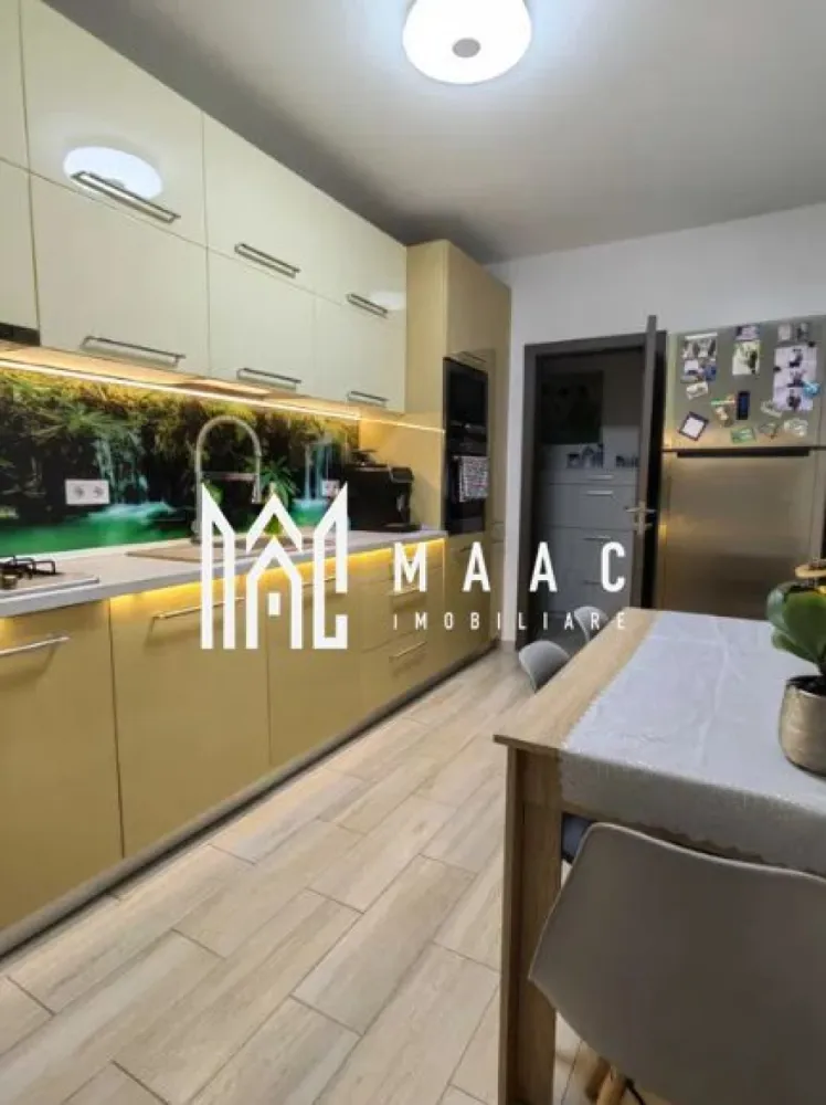 Apartament 2 camere | 57mp | Decomandat | Terasa | Pivniță | Turnisor - MAAC Imobiliare vă prezintă spre vânzare un apartament care chiar merită văzut – spațiu, confort și o terasă rar întâlnită!

 Situat în Turnișor, cartier Alma o zonă liniștită, dar bine conectată, acest apartament este alegerea ideală atât pentru locuit, cât și pentru investiție.

 Ce îl face special?
Un mix foarte reușit între compartimentare practică, dotări moderne și un mare avantaj: o terasă generoasă de 28 mp – perfectă pentru relaxare, socializare sau seri la grill.

 Compartimentare:
Living luminos și spațios
Dormitor matrimonial (cu posibilitate de transformare în 2 dormitoare)
Bucătărie complet utilată
Hol mobilat eficient
Baie cu cadă cu hidromasaj
Terasă cu acces din bucătărie și dormitor

 Suprafețe:
57 mp utili
Terasă: 28 mp

 Beneficii incluse:
Etaj 4
Parcare privată
Pivniță amenajată inteligent, cu rafturi metalice
Dotări care fac diferența:
Centrală termică NOUĂ (în garanție)
Mobilier realizat la comandă (MDF)
Electrocasnice complete: frigider, cuptor electric încorporat, cuptor cu microunde
Mașină de spălat rufe + uscător
Mașină de spălat vase
Iluminat LED cu senzori de mișcare
Lampă cu boxă Bluetooth în bucătărie
Pat tapițat
Cadă cu hidromasaj

 Terasa – punctul forte al proprietății:
Uscător metalic rabatabil
Masă rabatabilă
Spațiu dedicat pentru grill

Colțar și măsuță – perfecte pentru relaxare

Avantaj investițional:
În momentul actual, apartamentul este deja închiriat, ceea ce îl transformă într-o oportunitate excelentă de investiție, oferind venit pasiv încă din prima zi după achiziționare.

Pentru mai multe detalii sau pentru a programa o vizionare, vă rugăm să ne contactați specificând ID:CP2980388