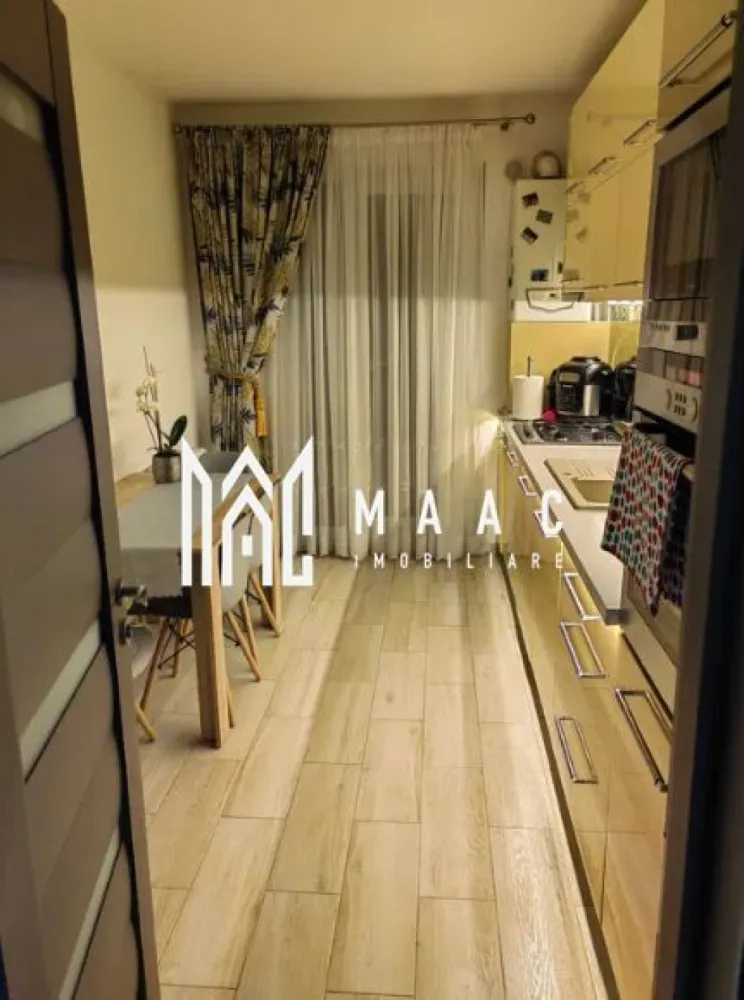 Apartament 2 camere | 57mp | Decomandat | Terasa | Pivniță | Turnisor - MAAC Imobiliare vă prezintă spre vânzare un apartament care chiar merită văzut – spațiu, confort și o terasă rar întâlnită!

 Situat în Turnișor, cartier Alma o zonă liniștită, dar bine conectată, acest apartament este alegerea ideală atât pentru locuit, cât și pentru investiție.

 Ce îl face special?
Un mix foarte reușit între compartimentare practică, dotări moderne și un mare avantaj: o terasă generoasă de 28 mp – perfectă pentru relaxare, socializare sau seri la grill.

 Compartimentare:
Living luminos și spațios
Dormitor matrimonial (cu posibilitate de transformare în 2 dormitoare)
Bucătărie complet utilată
Hol mobilat eficient
Baie cu cadă cu hidromasaj
Terasă cu acces din bucătărie și dormitor

 Suprafețe:
57 mp utili
Terasă: 28 mp

 Beneficii incluse:
Etaj 4
Parcare privată
Pivniță amenajată inteligent, cu rafturi metalice
Dotări care fac diferența:
Centrală termică NOUĂ (în garanție)
Mobilier realizat la comandă (MDF)
Electrocasnice complete: frigider, cuptor electric încorporat, cuptor cu microunde
Mașină de spălat rufe + uscător
Mașină de spălat vase
Iluminat LED cu senzori de mișcare
Lampă cu boxă Bluetooth în bucătărie
Pat tapițat
Cadă cu hidromasaj

 Terasa – punctul forte al proprietății:
Uscător metalic rabatabil
Masă rabatabilă
Spațiu dedicat pentru grill

Colțar și măsuță – perfecte pentru relaxare

Avantaj investițional:
În momentul actual, apartamentul este deja închiriat, ceea ce îl transformă într-o oportunitate excelentă de investiție, oferind venit pasiv încă din prima zi după achiziționare.

Pentru mai multe detalii sau pentru a programa o vizionare, vă rugăm să ne contactați specificând ID:CP2980388