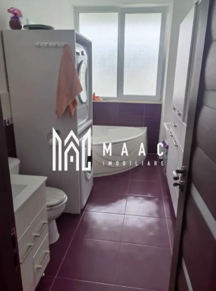Apartament 2 camere | 57mp | Decomandat | Terasa | Pivniță | Turnisor - MAAC Imobiliare vă prezintă spre vânzare un apartament care chiar merită văzut – spațiu, confort și o terasă rar întâlnită!

 Situat în Turnișor, cartier Alma o zonă liniștită, dar bine conectată, acest apartament este alegerea ideală atât pentru locuit, cât și pentru investiție.

 Ce îl face special?
Un mix foarte reușit între compartimentare practică, dotări moderne și un mare avantaj: o terasă generoasă de 28 mp – perfectă pentru relaxare, socializare sau seri la grill.

 Compartimentare:
Living luminos și spațios
Dormitor matrimonial (cu posibilitate de transformare în 2 dormitoare)
Bucătărie complet utilată
Hol mobilat eficient
Baie cu cadă cu hidromasaj
Terasă cu acces din bucătărie și dormitor

 Suprafețe:
57 mp utili
Terasă: 28 mp

 Beneficii incluse:
Etaj 4
Parcare privată
Pivniță amenajată inteligent, cu rafturi metalice
Dotări care fac diferența:
Centrală termică NOUĂ (în garanție)
Mobilier realizat la comandă (MDF)
Electrocasnice complete: frigider, cuptor electric încorporat, cuptor cu microunde
Mașină de spălat rufe + uscător
Mașină de spălat vase
Iluminat LED cu senzori de mișcare
Lampă cu boxă Bluetooth în bucătărie
Pat tapițat
Cadă cu hidromasaj

 Terasa – punctul forte al proprietății:
Uscător metalic rabatabil
Masă rabatabilă
Spațiu dedicat pentru grill

Colțar și măsuță – perfecte pentru relaxare

Avantaj investițional:
În momentul actual, apartamentul este deja închiriat, ceea ce îl transformă într-o oportunitate excelentă de investiție, oferind venit pasiv încă din prima zi după achiziționare.

Pentru mai multe detalii sau pentru a programa o vizionare, vă rugăm să ne contactați specificând ID:CP2980388