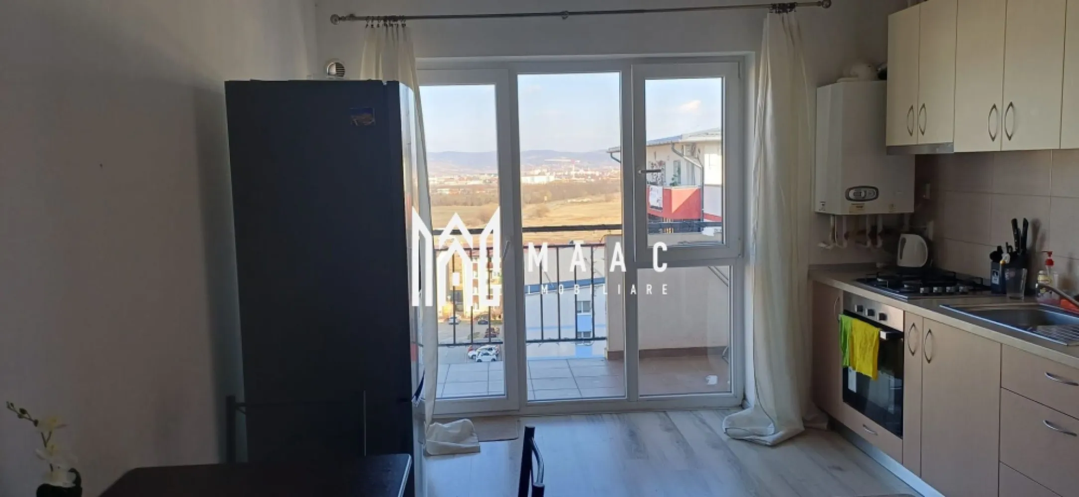 Apartament 2 camere | 41 MPU | Balcon | Loc de parcare | Magnolia - Apartament 2 camere de vânzare Sibiu – 41 mp – balcon 6 mp – parcare – renovat 2024

MAAC Imobiliare vă propune spre vânzare un apartament cu 2 camere, ideal pentru investiție, situat într-o zonă accesibilă din Sibiu.
Locuința este renovată în 2024, fiind pregătită pentru mutare sau închiriere imediată.

Detalii apartament

Suprafață utilă: 41 mp
Balcon: 6 mp
Compartimentare practică
Spațiu bine organizat
Dotări și avantaje
Renovat complet în 2024
Loc de parcare inclus
Apartament luminos
Potrivit pentru închiriere imediată
Costuri reduse de întreținere

Potrivit pentru
 investiție (închiriere pe termen lung sau regim hotelier)
 locuință personală
 randament bun datorită suprafeței și compartimentării

Pentru mai multe informații sau pentru a programa o vizionare, nu ezitați să ne contactați, specificand ID: CP2975571