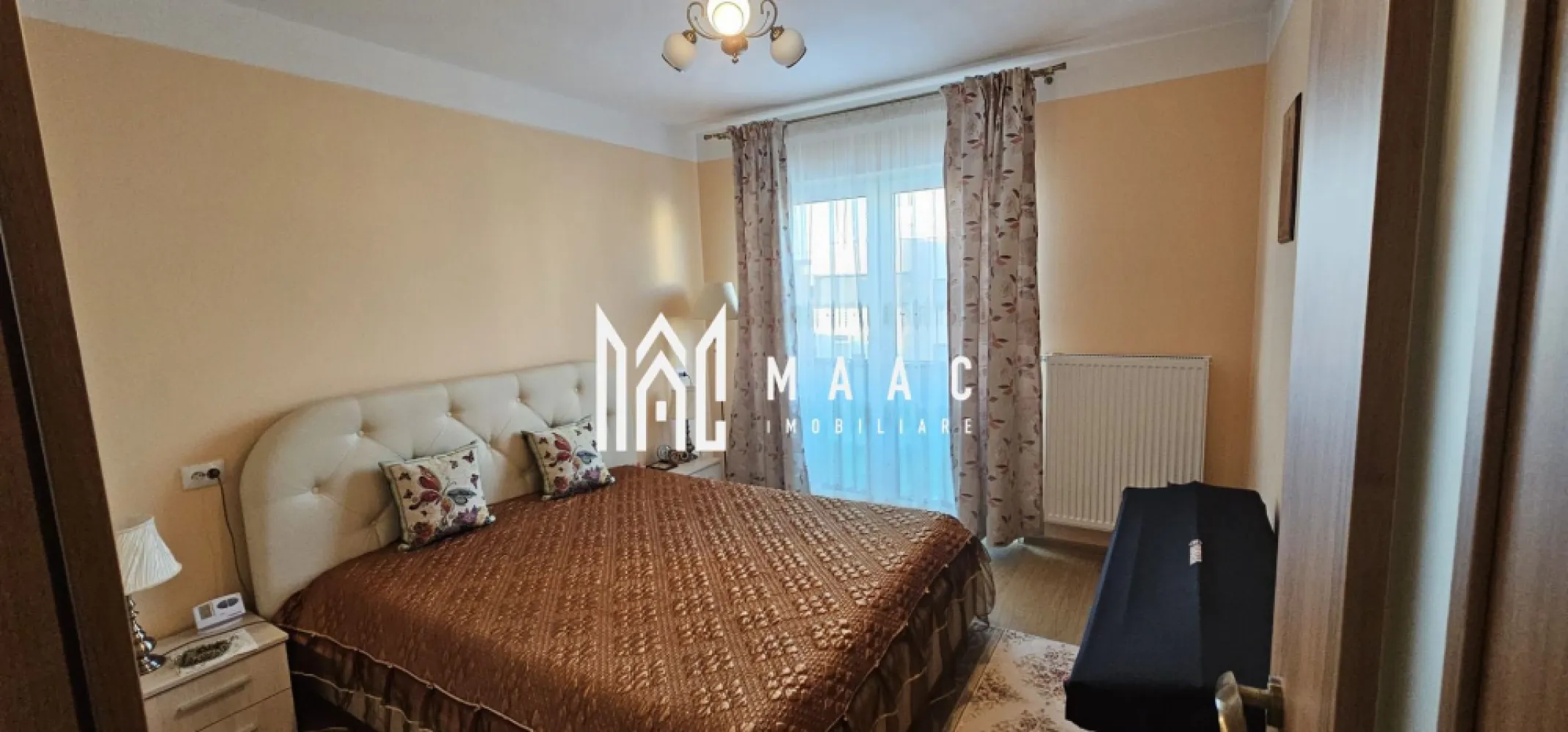 Apartament 3 camere | 66 MPU | Balcon | Arhitectilor - MAAC Imobiliare vă prezintă spre vânzare un apartament cu 3 camere, situat la etajul 2 din 3, în zona Cartierul Arhitecților.

Caracteristici:
Apartament semidecomandat, bine compartimentat.
Suprafață utilă de 66 mp.
Situat la etajul 2 din 3.
Imobil construit în anul 2016, din cărămidă.
Bloc izolat exterior.

Compartimentare:
Hol de acces.
Dormitor cu balcon.
Al doilea dormitor.
Living luminos, cu acces către balcon.
Bucătărie separată.
Spațiu de depozitare.
Baie cu geam de aerisire.

Dotări și finisaje:
Centrală termică proprie.
Încălzire prin calorifere.
Uși interioare moderne tip CPL.
Ușă metalică la intrare.
Podele finisate cu parchet și gresie.
Izolație termică exterioară.

Mobilare și utilare:
Apartamentul se vinde complet mobilat și utilat, conform fotografiilor.
Bucătăria este echipată cu electrocasnice, inclusiv cuptor cu microunde, aragaz cu cuptor electric și combină frigorifică.
Include mașină de spălat vase.
Mașină de spălat rufe cu uscător inclusă.

Avantaje proprietate:
Două balcoane, ideale pentru relaxare.
Spațiu bine organizat, potrivit pentru familie.
Locuință pregătită pentru mutare imediată.
Loc de parcare disponibil în fața imobilului.

Pentru mai multe detalii precizati telefonic ca ati vazut anuntul cu ID: CP2972902