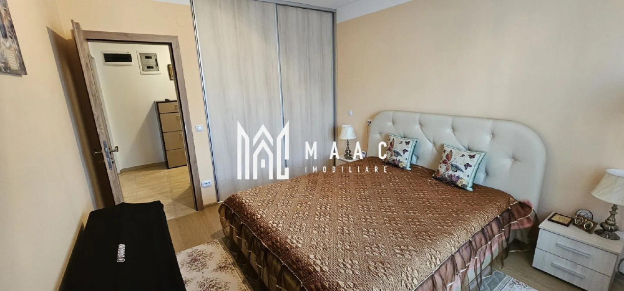Apartament 3 camere | 66 MPU | Balcon | Arhitectilor - MAAC Imobiliare vă prezintă spre vânzare un apartament cu 3 camere, situat la etajul 2 din 3, în zona Cartierul Arhitecților.

Caracteristici:
Apartament semidecomandat, bine compartimentat.
Suprafață utilă de 66 mp.
Situat la etajul 2 din 3.
Imobil construit în anul 2016, din cărămidă.
Bloc izolat exterior.

Compartimentare:
Hol de acces.
Dormitor cu balcon.
Al doilea dormitor.
Living luminos, cu acces către balcon.
Bucătărie separată.
Spațiu de depozitare.
Baie cu geam de aerisire.

Dotări și finisaje:
Centrală termică proprie.
Încălzire prin calorifere.
Uși interioare moderne tip CPL.
Ușă metalică la intrare.
Podele finisate cu parchet și gresie.
Izolație termică exterioară.

Mobilare și utilare:
Apartamentul se vinde complet mobilat și utilat, conform fotografiilor.
Bucătăria este echipată cu electrocasnice, inclusiv cuptor cu microunde, aragaz cu cuptor electric și combină frigorifică.
Include mașină de spălat vase.
Mașină de spălat rufe cu uscător inclusă.

Avantaje proprietate:
Două balcoane, ideale pentru relaxare.
Spațiu bine organizat, potrivit pentru familie.
Locuință pregătită pentru mutare imediată.
Loc de parcare disponibil în fața imobilului.

Pentru mai multe detalii precizati telefonic ca ati vazut anuntul cu ID: CP2972902