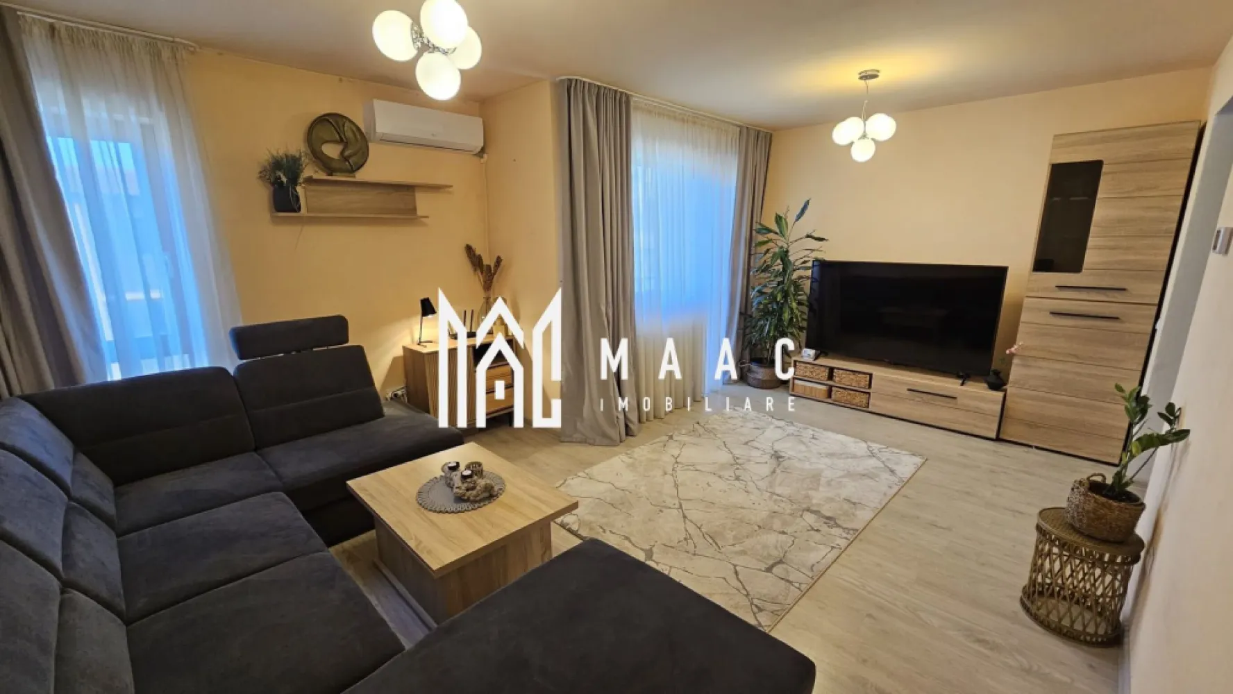 Apartament 3 camere | 82MPU | Etaj intermediar | Selimbar - MAAC Imobiliare vă propune spre vânzare un apartament cu 3 camere, situat în Șelimbăr, într-un imobil construit în 2018, la etajul 2 din 3, într-o clădire cu doar 2 apartamente pe etaj. Caracteristici: Apartament3 camere Suprafață utilă:82 mp Suprafață totală: 88.2 mp (inclusiv 2 balcoane ) Etaj 2 din 3 Imobil construit în 2018 2 apartamente pe etaj Priveliște către munți Zonă de dressing amenajată pentru depozitare Dotări și beneficii: Se vinde complet mobilat și utilat Aer conditionat inclus 4 televizoare smart Mașină de spalat vase Mașină de spălat rufe + ușcător de haine 2 balcoane cu spații de depozitare Loc de parcare inclus. Localizare și acces: Stație de transport în comun la capătul străzii Supermarket Profi NonStop în apropiere. Pentru mai multe detalii precizati telefonic ca ati vazut anuntul cu ID: CP2971896