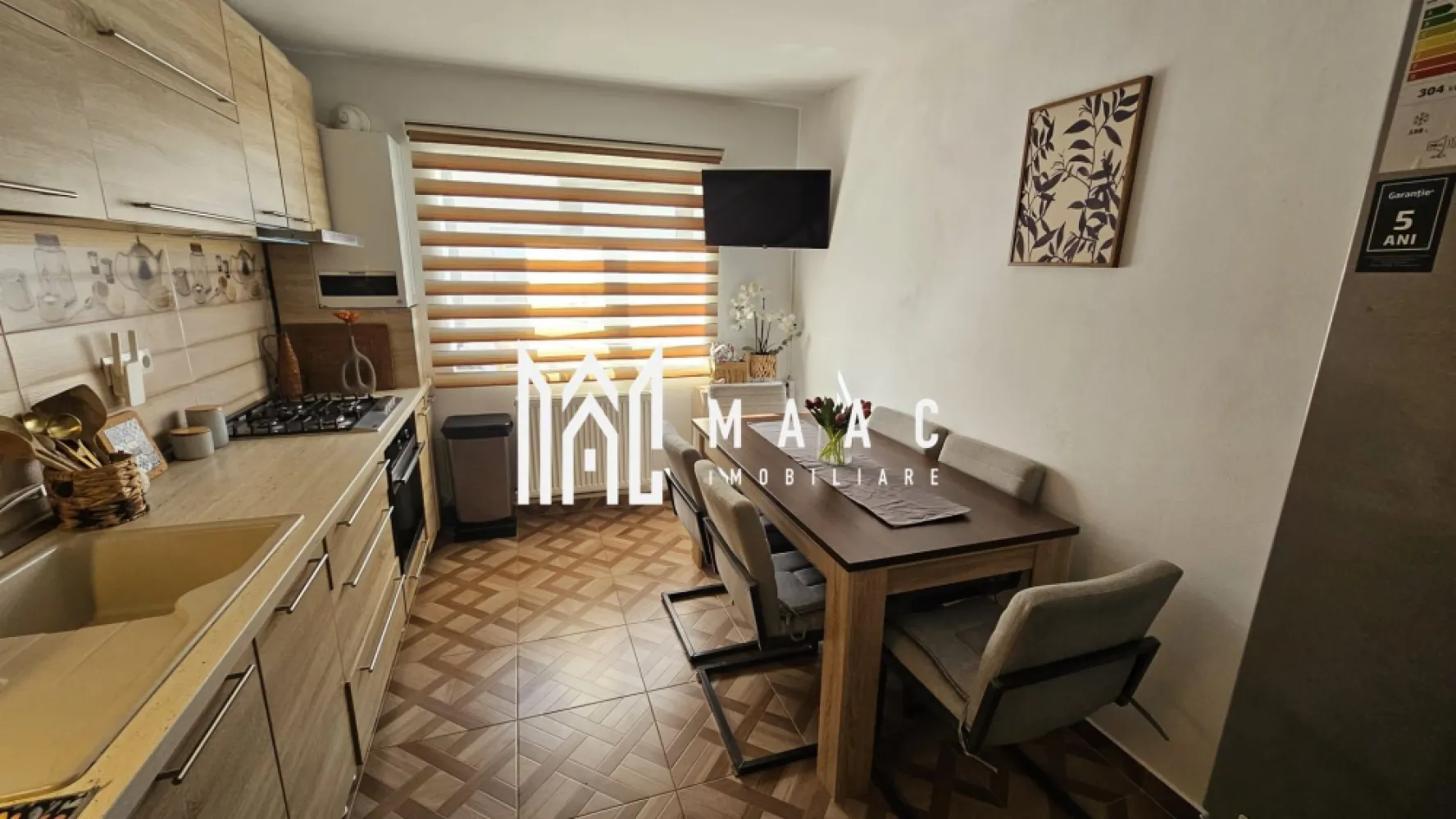 Apartament 3 camere | 82MPU | Etaj intermediar | Selimbar - MAAC Imobiliare vă propune spre vânzare un apartament cu 3 camere, situat în Șelimbăr, într-un imobil construit în 2018, la etajul 2 din 3, într-o clădire cu doar 2 apartamente pe etaj. Caracteristici: Apartament3 camere Suprafață utilă:82 mp Suprafață totală: 88.2 mp (inclusiv 2 balcoane ) Etaj 2 din 3 Imobil construit în 2018 2 apartamente pe etaj Priveliște către munți Zonă de dressing amenajată pentru depozitare Dotări și beneficii: Se vinde complet mobilat și utilat Aer conditionat inclus 4 televizoare smart Mașină de spalat vase Mașină de spălat rufe + ușcător de haine 2 balcoane cu spații de depozitare Loc de parcare inclus. Localizare și acces: Stație de transport în comun la capătul străzii Supermarket Profi NonStop în apropiere. Pentru mai multe detalii precizati telefonic ca ati vazut anuntul cu ID: CP2971896