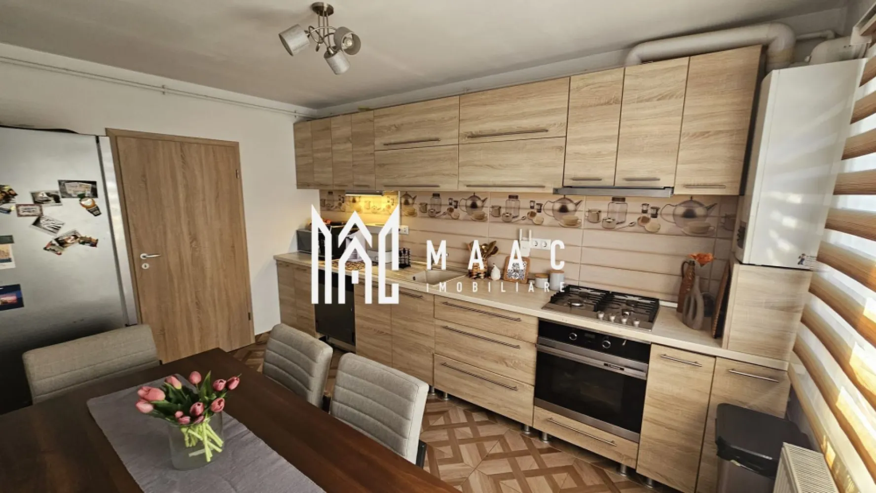 Apartament 3 camere | 82MPU | Etaj intermediar | Selimbar - MAAC Imobiliare vă propune spre vânzare un apartament cu 3 camere, situat în Șelimbăr, într-un imobil construit în 2018, la etajul 2 din 3, într-o clădire cu doar 2 apartamente pe etaj. Caracteristici: Apartament3 camere Suprafață utilă:82 mp Suprafață totală: 88.2 mp (inclusiv 2 balcoane ) Etaj 2 din 3 Imobil construit în 2018 2 apartamente pe etaj Priveliște către munți Zonă de dressing amenajată pentru depozitare Dotări și beneficii: Se vinde complet mobilat și utilat Aer conditionat inclus 4 televizoare smart Mașină de spalat vase Mașină de spălat rufe + ușcător de haine 2 balcoane cu spații de depozitare Loc de parcare inclus. Localizare și acces: Stație de transport în comun la capătul străzii Supermarket Profi NonStop în apropiere. Pentru mai multe detalii precizati telefonic ca ati vazut anuntul cu ID: CP2971896