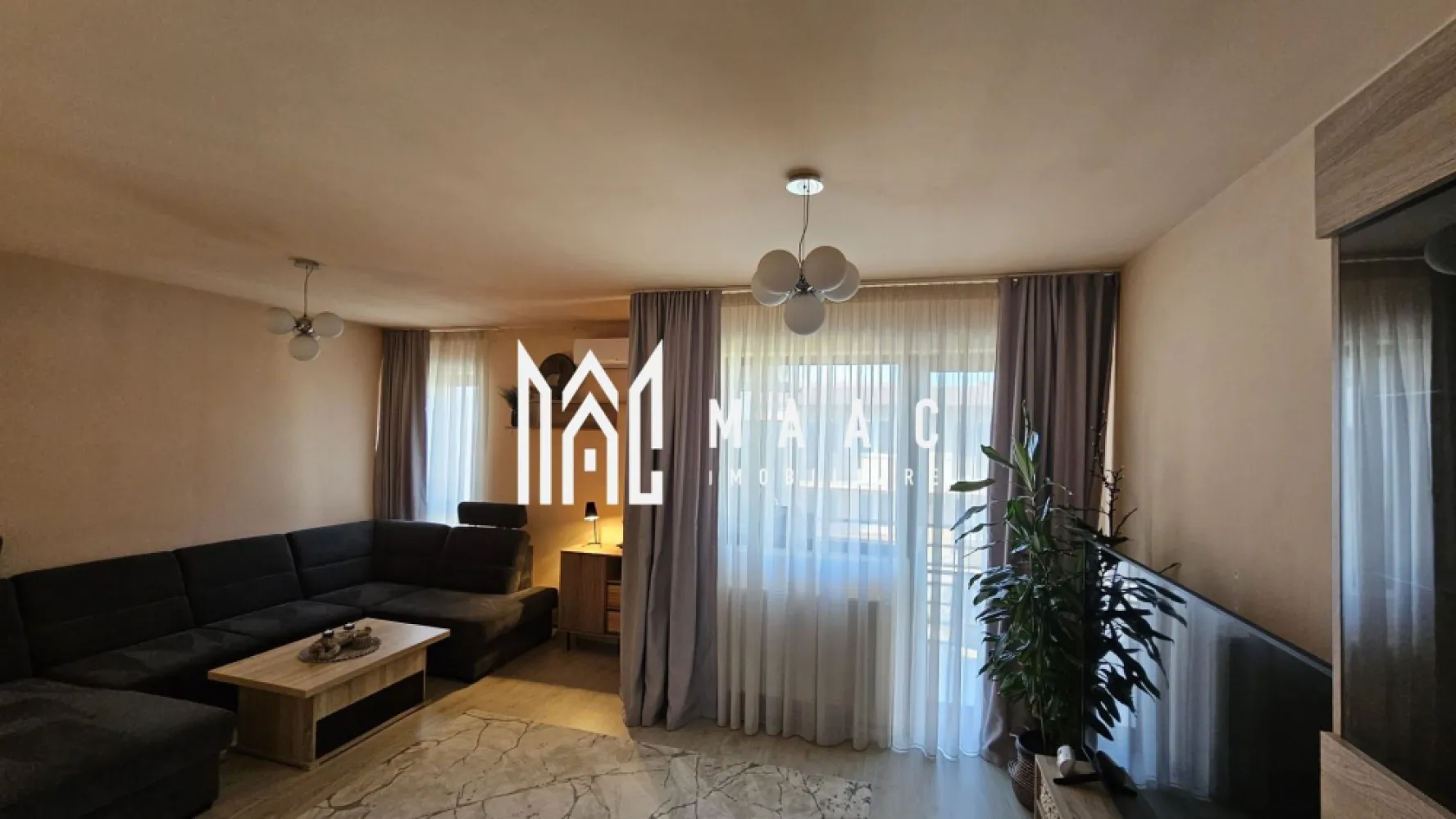 Apartament 3 camere | 82MPU | Etaj intermediar | Selimbar - MAAC Imobiliare vă propune spre vânzare un apartament cu 3 camere, situat în Șelimbăr, într-un imobil construit în 2018, la etajul 2 din 3, într-o clădire cu doar 2 apartamente pe etaj. Caracteristici: Apartament3 camere Suprafață utilă:82 mp Suprafață totală: 88.2 mp (inclusiv 2 balcoane ) Etaj 2 din 3 Imobil construit în 2018 2 apartamente pe etaj Priveliște către munți Zonă de dressing amenajată pentru depozitare Dotări și beneficii: Se vinde complet mobilat și utilat Aer conditionat inclus 4 televizoare smart Mașină de spalat vase Mașină de spălat rufe + ușcător de haine 2 balcoane cu spații de depozitare Loc de parcare inclus. Localizare și acces: Stație de transport în comun la capătul străzii Supermarket Profi NonStop în apropiere. Pentru mai multe detalii precizati telefonic ca ati vazut anuntul cu ID: CP2971896
