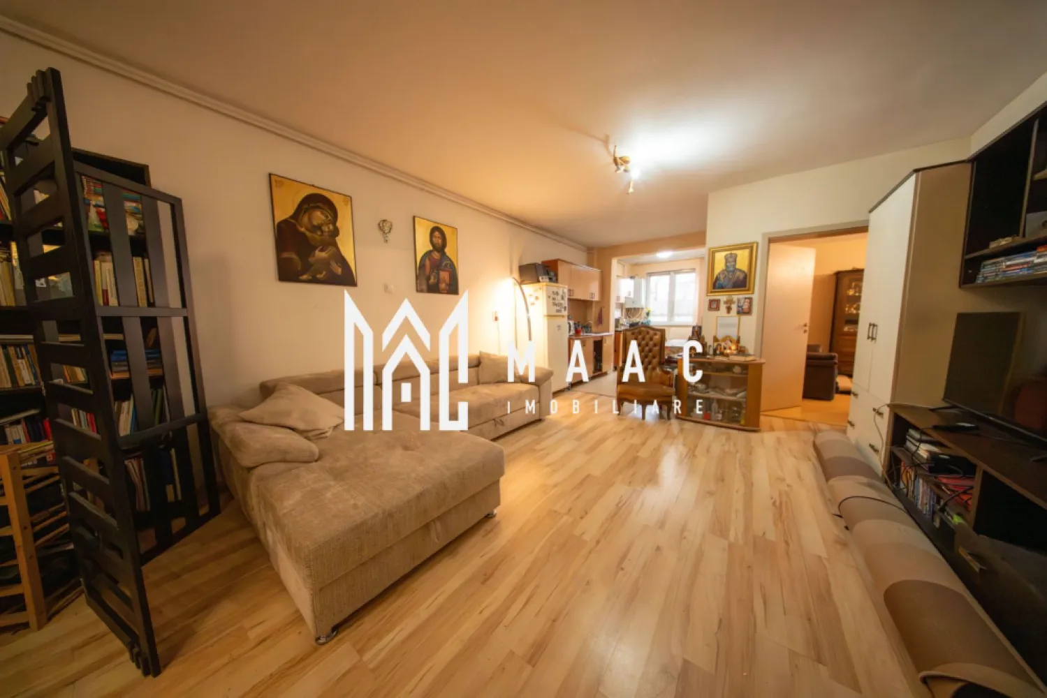 Apartament 4 camere | Parter | Balcon | Parcare | Lazaret - MAAC Imobiliare vă propune spre vânzare un apartament cu 4 camere, semidecomandat, situat în zona Lupeni din Sibiu, la parterul unui imobil construit în anul 2008, cu regim de înălțime Parter + 3 Etaje + Mansardă, având structură din cărămidă, ideal pentru locuință spațioasă sau investiție sigură.

Apartamentul are o suprafață utilă de 98 mp, la care se adaugă un balcon de 3 mp, oferind un spațiu generos și bine compartimentat, potrivit pentru familie sau pentru achiziție în scop investițional.

Compartimentare:
-Hol de acces
-Living cu bucătărie open space, cu posibilitate de închidere
-Cămară pentru depozitare
-Hol intermediar pentru separarea zonelor
-Baie
-Dormitor matrimonial cu balcon propriu
-Două dormitoare suplimentare

Sistemul de încălzire este asigurat prin centrală termică proprie și calorifere, oferind confort termic și control eficient al consumului.

Avantaje:
-Loc de parcare inclus
-Pretabil pentru investiție sigură, datorită zonei și compartimentării
-Locație ferită de aglomerație
-Se vinde la cheie, nemobilat și neutilat, perfect pentru personalizare
-Posibilitatea închiderii bucătăriei

Pentru mai multe detalii vă rugăm să menționați la telefon numărul CP2824476.