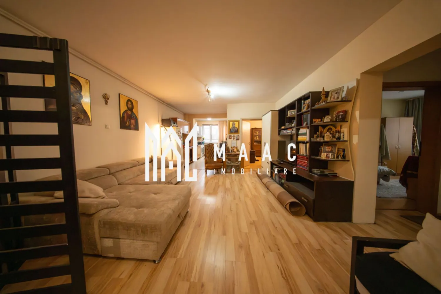 Apartament 4 camere | Parter | Balcon | Parcare | Lazaret - MAAC Imobiliare vă propune spre vânzare un apartament cu 4 camere, semidecomandat, situat în zona Lupeni din Sibiu, la parterul unui imobil construit în anul 2008, cu regim de înălțime Parter + 3 Etaje + Mansardă, având structură din cărămidă, ideal pentru locuință spațioasă sau investiție sigură.

Apartamentul are o suprafață utilă de 98 mp, la care se adaugă un balcon de 3 mp, oferind un spațiu generos și bine compartimentat, potrivit pentru familie sau pentru achiziție în scop investițional.

Compartimentare:
-Hol de acces
-Living cu bucătărie open space, cu posibilitate de închidere
-Cămară pentru depozitare
-Hol intermediar pentru separarea zonelor
-Baie
-Dormitor matrimonial cu balcon propriu
-Două dormitoare suplimentare

Sistemul de încălzire este asigurat prin centrală termică proprie și calorifere, oferind confort termic și control eficient al consumului.

Avantaje:
-Loc de parcare inclus
-Pretabil pentru investiție sigură, datorită zonei și compartimentării
-Locație ferită de aglomerație
-Se vinde la cheie, nemobilat și neutilat, perfect pentru personalizare
-Posibilitatea închiderii bucătăriei

Pentru mai multe detalii vă rugăm să menționați la telefon numărul CP2824476.