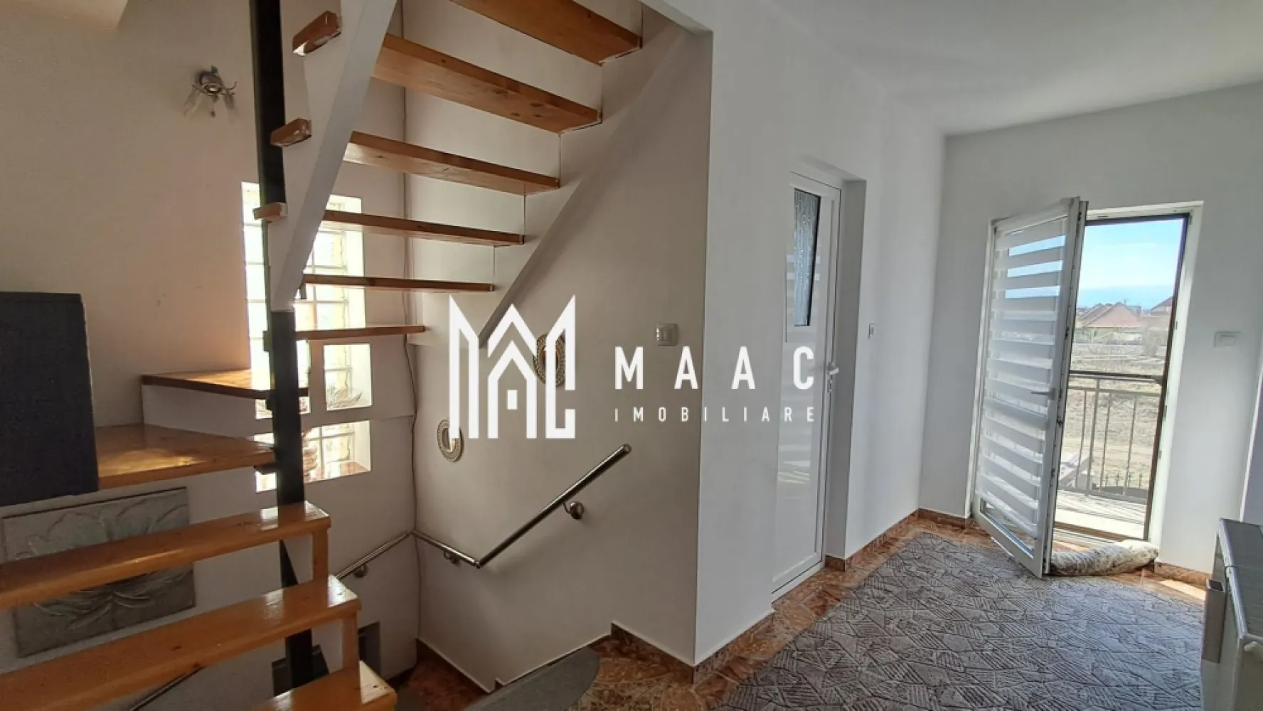 Casa 5 camere | 124MPU | Curte individuala | Terezian - MAAC Imobiliare vă propune spre vânzare o casă tip triplex, bine compartimentată, situată în zona Terezian.

Caracteristici:
Suprafață utilă 124 mp.
Construcție realizată în anul 2008.
Curte proprie de aproximativ 50 mp.
Locuință practică, bine organizată.

Compartimentare:
Living spațios.
Bucătărie separată, cu zonă de dining.
4 dormitoare.
2 băi.
Balcon.
Terasă amenajată, cu zonă de BBQ.

Dotări și beneficii:
Centrală termică proprie cu calorifere.
Șemineu, pentru un plus de confort și atmosferă.

Avantaje locație:
Aproape de centre comerciale precum Selgros Cash & Carry Sibiu și Kaufland Sibiu.
Acces facil către autostradă.
În apropiere se află școli, grădinițe și alte facilități.
Zonă rezidențială liniștită, cu trafic redus.

Pentru mai multe detalii precizati telefonic ca ati vazut anuntul cu ID: CP2971886