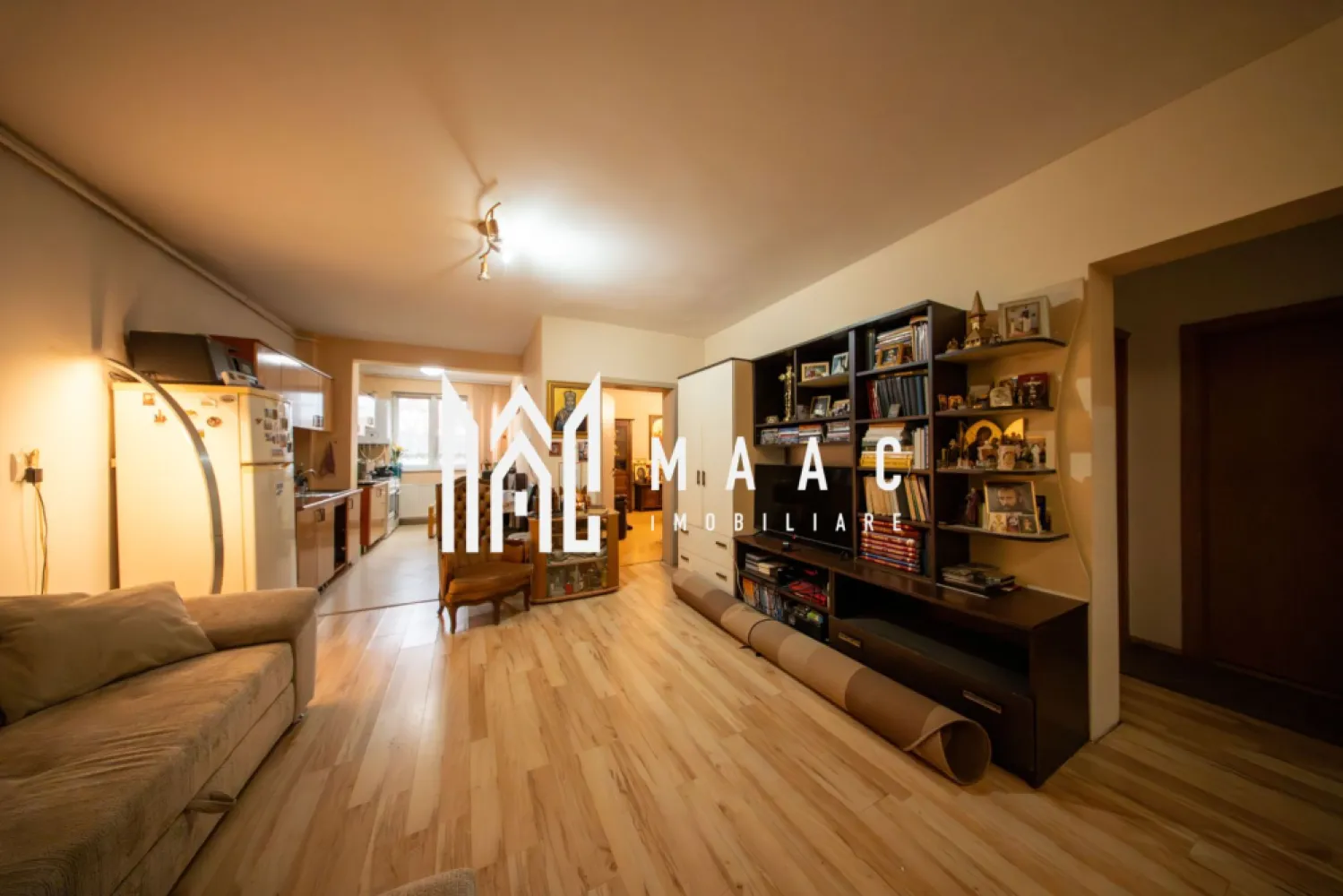 Apartament 4 camere | Parter | Balcon | Parcare | Lazaret - MAAC Imobiliare vă propune spre vânzare un apartament cu 4 camere, semidecomandat, situat în zona Lupeni din Sibiu, la parterul unui imobil construit în anul 2008, cu regim de înălțime Parter + 3 Etaje + Mansardă, având structură din cărămidă, ideal pentru locuință spațioasă sau investiție sigură.

Apartamentul are o suprafață utilă de 98 mp, la care se adaugă un balcon de 3 mp, oferind un spațiu generos și bine compartimentat, potrivit pentru familie sau pentru achiziție în scop investițional.

Compartimentare:
-Hol de acces
-Living cu bucătărie open space, cu posibilitate de închidere
-Cămară pentru depozitare
-Hol intermediar pentru separarea zonelor
-Baie
-Dormitor matrimonial cu balcon propriu
-Două dormitoare suplimentare

Sistemul de încălzire este asigurat prin centrală termică proprie și calorifere, oferind confort termic și control eficient al consumului.

Avantaje:
-Loc de parcare inclus
-Pretabil pentru investiție sigură, datorită zonei și compartimentării
-Locație ferită de aglomerație
-Se vinde la cheie, nemobilat și neutilat, perfect pentru personalizare
-Posibilitatea închiderii bucătăriei

Pentru mai multe detalii vă rugăm să menționați la telefon numărul CP2824476.
