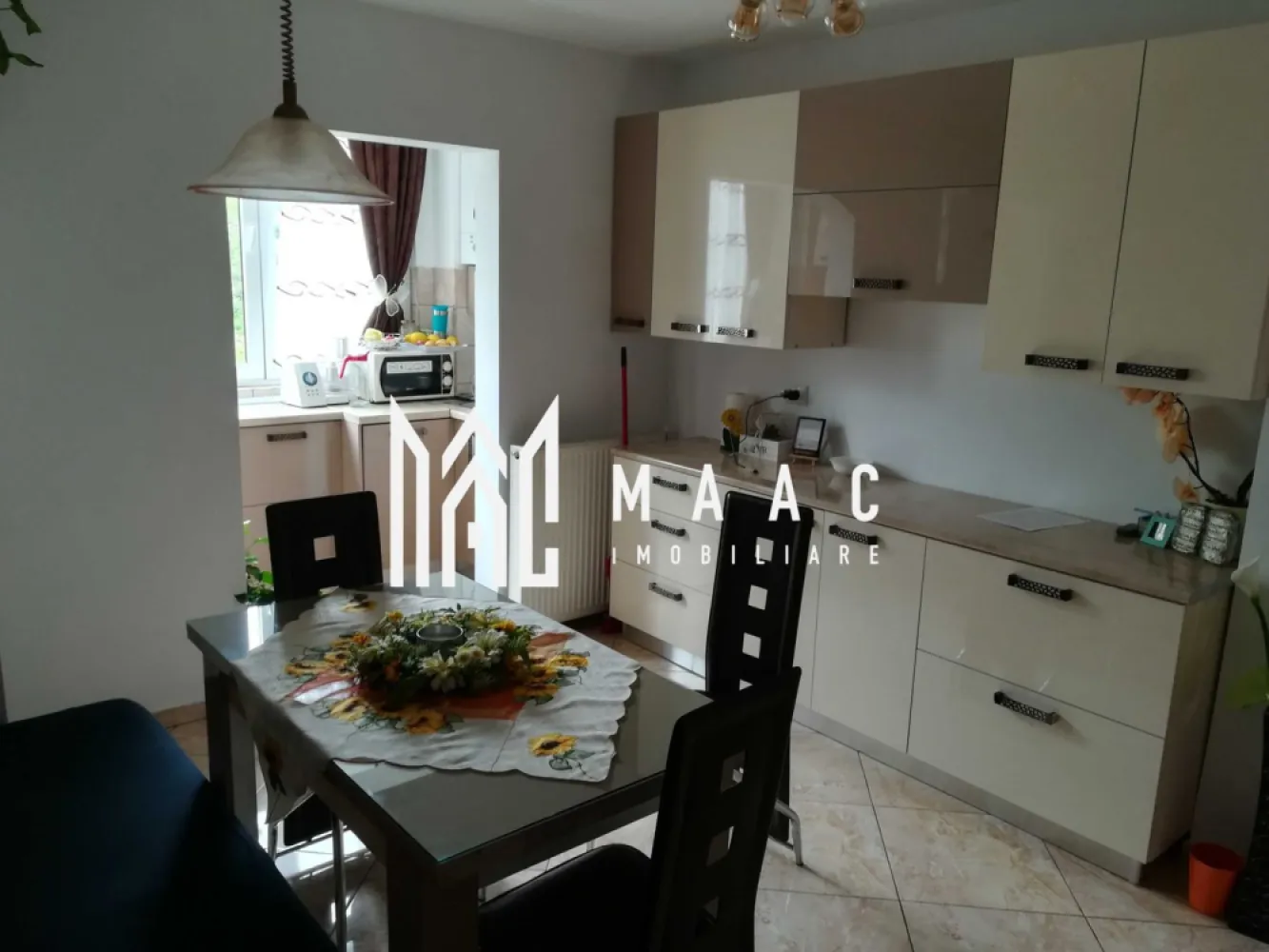 Apartament 2 camere | Etajul 1 | 55 MPU | Strand - MAAC Imobiliare vă propune spre vânzare un apartament amenajat modern, situat la etajul 1 din 4 al unui imobil din zona Ștrand, o locație apreciată pentru accesibilitate și proximitatea față de punctele de interes urban. Proprietatea se remarcă printr-o compartimentare eficientă, spații bine luminate natural și finisaje actuale, fiind potrivită atât pentru locuire, cât și pentru investiție.

Compartimentarea este practică și funcțională:
-Hol de acces
-Sufragerie spațioasă, ideală pentru relaxare
-Bucătărie deschisă, complet mobilată și utilată, cu posibilitate de închidere
-Dormitor luminos
-Baie dotată cu vană și geam pentru aerisire naturală

Apartamentul dispune de o pivniță generoasă de 12 mp, cu o înălțime de 2,5 m, ideală pentru depozitare suplimentară.

Se vinde conform fotografiilor de prezentare, exact cum este ilustrat.

Pentru mai multe detalii, vă rugăm să menționați CP2962066 la telefon.