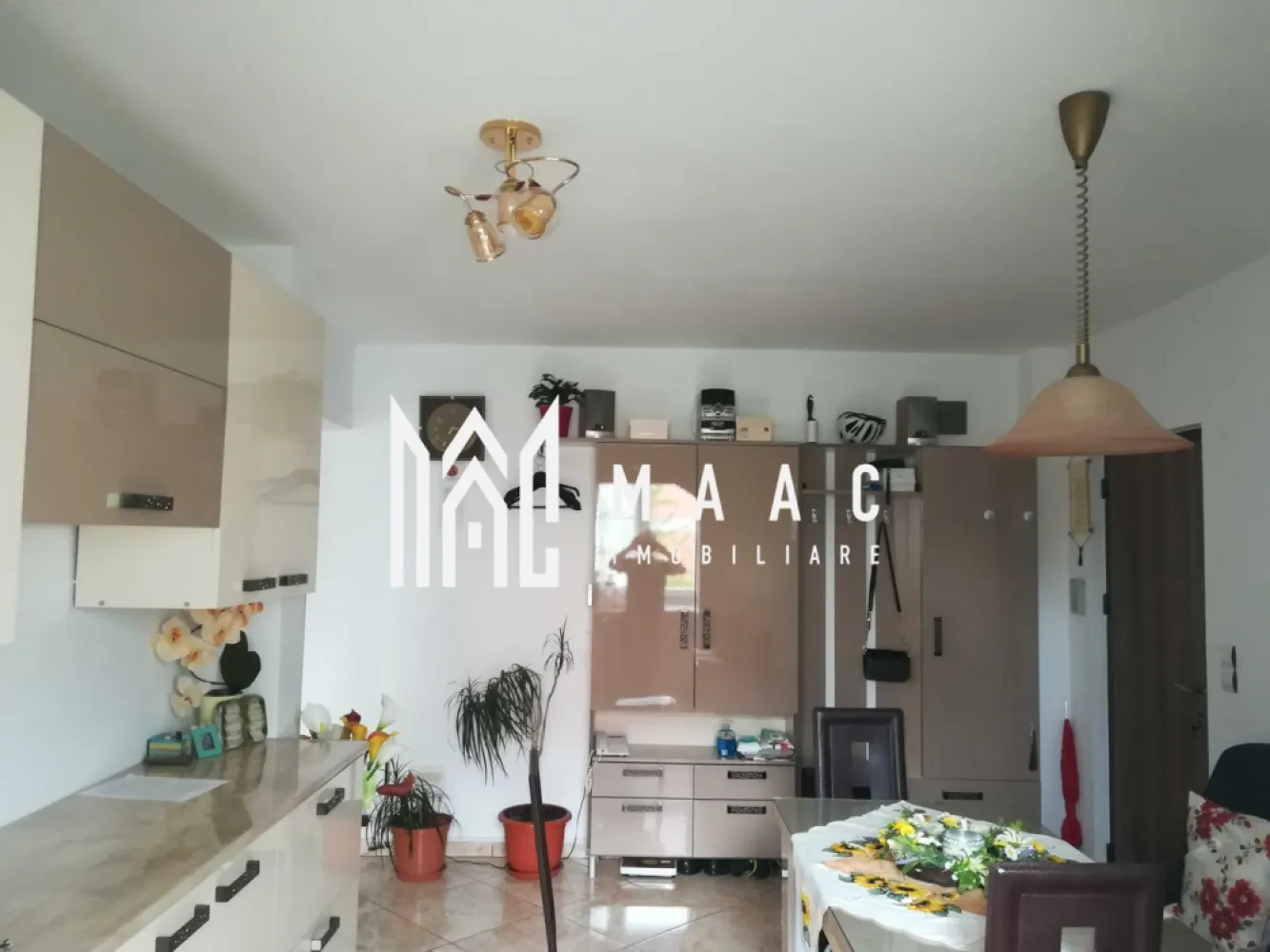 Apartament 2 camere | Etajul 1 | 55 MPU | Strand - MAAC Imobiliare vă propune spre vânzare un apartament amenajat modern, situat la etajul 1 din 4 al unui imobil din zona Ștrand, o locație apreciată pentru accesibilitate și proximitatea față de punctele de interes urban. Proprietatea se remarcă printr-o compartimentare eficientă, spații bine luminate natural și finisaje actuale, fiind potrivită atât pentru locuire, cât și pentru investiție.

Compartimentarea este practică și funcțională:
-Hol de acces
-Sufragerie spațioasă, ideală pentru relaxare
-Bucătărie deschisă, complet mobilată și utilată, cu posibilitate de închidere
-Dormitor luminos
-Baie dotată cu vană și geam pentru aerisire naturală

Apartamentul dispune de o pivniță generoasă de 12 mp, cu o înălțime de 2,5 m, ideală pentru depozitare suplimentară.

Se vinde conform fotografiilor de prezentare, exact cum este ilustrat.

Pentru mai multe detalii, vă rugăm să menționați CP2962066 la telefon.