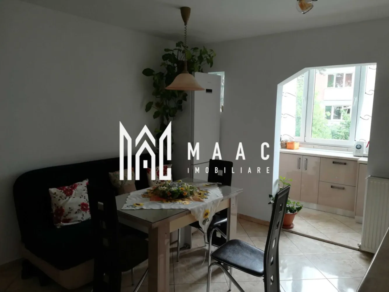 Apartament 2 camere | Etajul 1 | 55 MPU | Strand - MAAC Imobiliare vă propune spre vânzare un apartament amenajat modern, situat la etajul 1 din 4 al unui imobil din zona Ștrand, o locație apreciată pentru accesibilitate și proximitatea față de punctele de interes urban. Proprietatea se remarcă printr-o compartimentare eficientă, spații bine luminate natural și finisaje actuale, fiind potrivită atât pentru locuire, cât și pentru investiție.

Compartimentarea este practică și funcțională:
-Hol de acces
-Sufragerie spațioasă, ideală pentru relaxare
-Bucătărie deschisă, complet mobilată și utilată, cu posibilitate de închidere
-Dormitor luminos
-Baie dotată cu vană și geam pentru aerisire naturală

Apartamentul dispune de o pivniță generoasă de 12 mp, cu o înălțime de 2,5 m, ideală pentru depozitare suplimentară.

Se vinde conform fotografiilor de prezentare, exact cum este ilustrat.

Pentru mai multe detalii, vă rugăm să menționați CP2962066 la telefon.