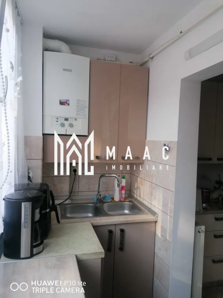 Apartament 2 camere | Etajul 1 | 55 MPU | Strand - MAAC Imobiliare vă propune spre vânzare un apartament amenajat modern, situat la etajul 1 din 4 al unui imobil din zona Ștrand, o locație apreciată pentru accesibilitate și proximitatea față de punctele de interes urban. Proprietatea se remarcă printr-o compartimentare eficientă, spații bine luminate natural și finisaje actuale, fiind potrivită atât pentru locuire, cât și pentru investiție.

Compartimentarea este practică și funcțională:
-Hol de acces
-Sufragerie spațioasă, ideală pentru relaxare
-Bucătărie deschisă, complet mobilată și utilată, cu posibilitate de închidere
-Dormitor luminos
-Baie dotată cu vană și geam pentru aerisire naturală

Apartamentul dispune de o pivniță generoasă de 12 mp, cu o înălțime de 2,5 m, ideală pentru depozitare suplimentară.

Se vinde conform fotografiilor de prezentare, exact cum este ilustrat.

Pentru mai multe detalii, vă rugăm să menționați CP2962066 la telefon.
