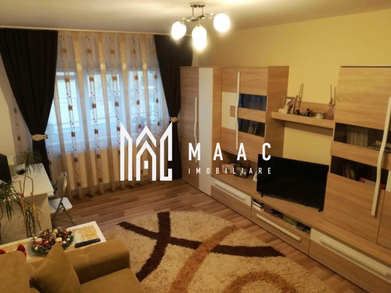Apartament 2 camere | Etajul 1 | 55 MPU | Strand - MAAC Imobiliare vă propune spre vânzare un apartament amenajat modern, situat la etajul 1 din 4 al unui imobil din zona Ștrand, o locație apreciată pentru accesibilitate și proximitatea față de punctele de interes urban. Proprietatea se remarcă printr-o compartimentare eficientă, spații bine luminate natural și finisaje actuale, fiind potrivită atât pentru locuire, cât și pentru investiție.

Compartimentarea este practică și funcțională:
-Hol de acces
-Sufragerie spațioasă, ideală pentru relaxare
-Bucătărie deschisă, complet mobilată și utilată, cu posibilitate de închidere
-Dormitor luminos
-Baie dotată cu vană și geam pentru aerisire naturală

Apartamentul dispune de o pivniță generoasă de 12 mp, cu o înălțime de 2,5 m, ideală pentru depozitare suplimentară.

Se vinde conform fotografiilor de prezentare, exact cum este ilustrat.

Pentru mai multe detalii, vă rugăm să menționați CP2962066 la telefon.