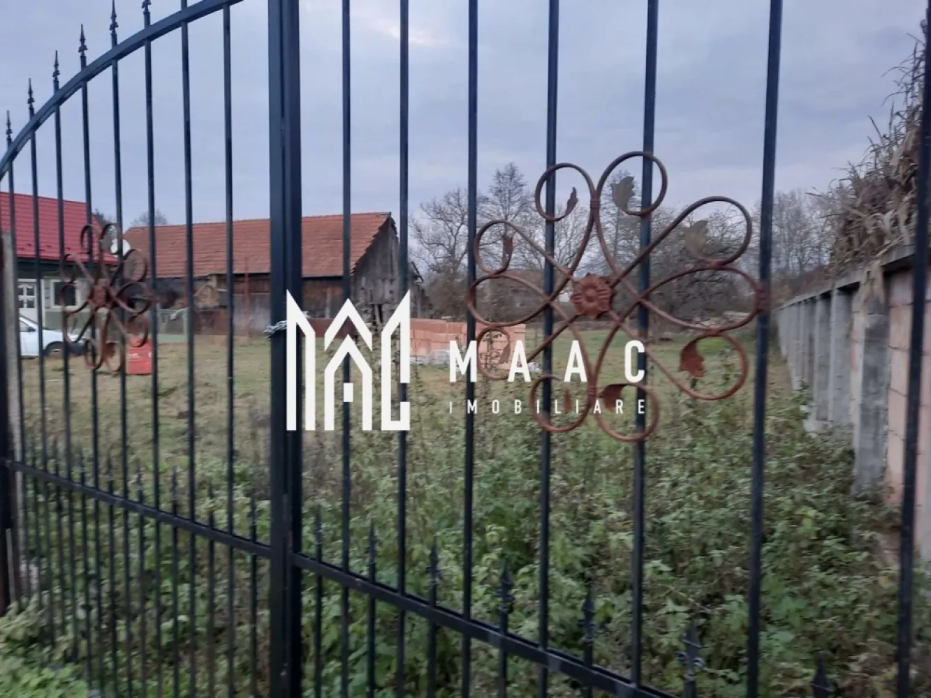 Casa de vanzare | Comuna Carta Sibiu | Suprafata teren 3000 MPU | - MAAC Imobiliare vă propune spre vânzare o proprietate spațioasă, amplasată într-o zonă liniștită și turistică, ideală atât pentru locuință permanentă, cât și pentru casă de vacanță, oferind un cadru natural plăcut și un nivel ridicat de intimitate. Terenul generos, în suprafață de 3.000 mp, este complet împrejmuit cu un gard solid din cărămidă, cu o înălțime de 2 metri, asigurând siguranță și delimitare eficientă a proprietății.

Accesul se realizează prin două intrări distincte, facilitând organizarea spațiului și oferind flexibilitate atât pentru uz rezidențial, cât și pentru activități turistice sau de relaxare.

Proprietatea beneficiază de toate utilitățile necesare unui trai confortabil:
-Apă
-Gaz
-Curent electric
-Canalizare

Această proprietate reprezintă o oportunitate excelentă pentru cei care își doresc liniște, confort și un mediu natural armonios, departe de agitația urbană.
Pentru mai multe detalii, vă rugăm să menționați CP2718595 la telefon.