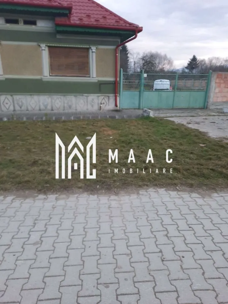 Casa de vanzare | Comuna Carta Sibiu | Suprafata teren 3000 MPU | - MAAC Imobiliare vă propune spre vânzare o proprietate spațioasă, amplasată într-o zonă liniștită și turistică, ideală atât pentru locuință permanentă, cât și pentru casă de vacanță, oferind un cadru natural plăcut și un nivel ridicat de intimitate. Terenul generos, în suprafață de 3.000 mp, este complet împrejmuit cu un gard solid din cărămidă, cu o înălțime de 2 metri, asigurând siguranță și delimitare eficientă a proprietății.

Accesul se realizează prin două intrări distincte, facilitând organizarea spațiului și oferind flexibilitate atât pentru uz rezidențial, cât și pentru activități turistice sau de relaxare.

Proprietatea beneficiază de toate utilitățile necesare unui trai confortabil:
-Apă
-Gaz
-Curent electric
-Canalizare

Această proprietate reprezintă o oportunitate excelentă pentru cei care își doresc liniște, confort și un mediu natural armonios, departe de agitația urbană.
Pentru mai multe detalii, vă rugăm să menționați CP2718595 la telefon.