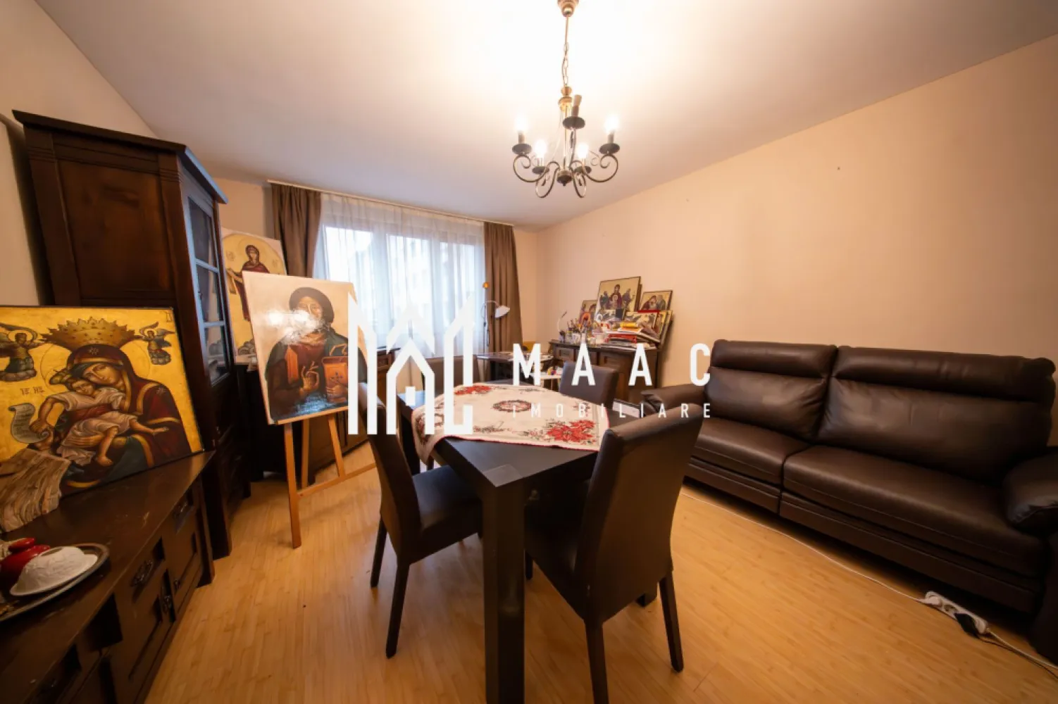 Apartament 4 camere | Parter | Balcon | Parcare | Lazaret - MAAC Imobiliare vă propune spre vânzare un apartament cu 4 camere, semidecomandat, situat în zona Lupeni din Sibiu, la parterul unui imobil construit în anul 2008, cu regim de înălțime Parter + 3 Etaje + Mansardă, având structură din cărămidă, ideal pentru locuință spațioasă sau investiție sigură.

Apartamentul are o suprafață utilă de 98 mp, la care se adaugă un balcon de 3 mp, oferind un spațiu generos și bine compartimentat, potrivit pentru familie sau pentru achiziție în scop investițional.

Compartimentare:
-Hol de acces
-Living cu bucătărie open space, cu posibilitate de închidere
-Cămară pentru depozitare
-Hol intermediar pentru separarea zonelor
-Baie
-Dormitor matrimonial cu balcon propriu
-Două dormitoare suplimentare

Sistemul de încălzire este asigurat prin centrală termică proprie și calorifere, oferind confort termic și control eficient al consumului.

Avantaje:
-Loc de parcare inclus
-Pretabil pentru investiție sigură, datorită zonei și compartimentării
-Locație ferită de aglomerație
-Se vinde la cheie, nemobilat și neutilat, perfect pentru personalizare
-Posibilitatea închiderii bucătăriei

Pentru mai multe detalii vă rugăm să menționați la telefon numărul CP2824476.