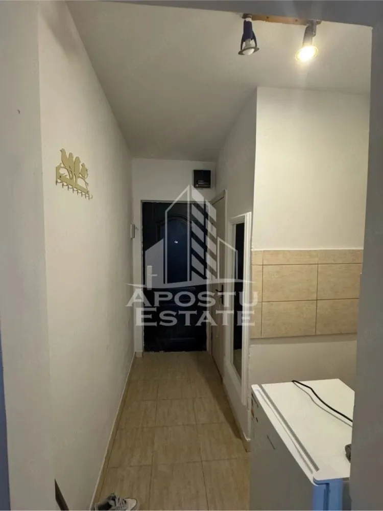 Garsonieră în Complexul Studențesc ,Timișoara - Apostu Estate va ofera spre vânzare o garsonieră de 18 mp, situată la etajul 3 /4

Locuința este renovată complet în 2025, se vinde mobilată și utilată, fiind dotată cu frigider, mașină de spălat, aer condiționat și boiler. Încălzirea este prin Colterm.

Imobilul este amplasat în Complexul Studențesc, în imediata apropiere a universităților, mijloacelor de transport, magazinelor și altor puncte de interes. Blocul este monument istoric și se află în proces de reabilitare termică, iar costurile de întreținere sunt reduse.

Datorită amplasării excelente, proprietatea este potrivită atât pentru locuit, cât și pentru investiție, având un potențial foarte bun de închiriere.

 Pentru mai multe informații sau programarea unei vizionări, vă rog să mă contactați .
Vă așteptăm cu drag la o vizionare!