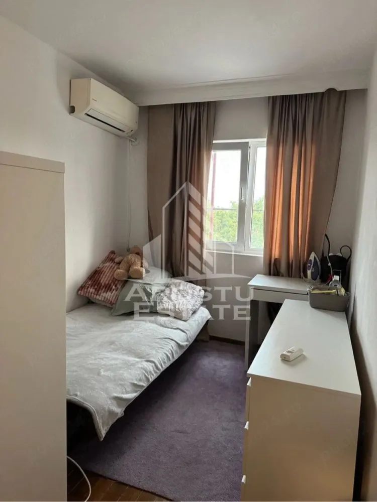 Garsonieră în Complexul Studențesc ,Timișoara - Apostu Estate va ofera spre vânzare o garsonieră de 18 mp, situată la etajul 3 /4

Locuința este renovată complet în 2025, se vinde mobilată și utilată, fiind dotată cu frigider, mașină de spălat, aer condiționat și boiler. Încălzirea este prin Colterm.

Imobilul este amplasat în Complexul Studențesc, în imediata apropiere a universităților, mijloacelor de transport, magazinelor și altor puncte de interes. Blocul este monument istoric și se află în proces de reabilitare termică, iar costurile de întreținere sunt reduse.

Datorită amplasării excelente, proprietatea este potrivită atât pentru locuit, cât și pentru investiție, având un potențial foarte bun de închiriere.

 Pentru mai multe informații sau programarea unei vizionări, vă rog să mă contactați .
Vă așteptăm cu drag la o vizionare!