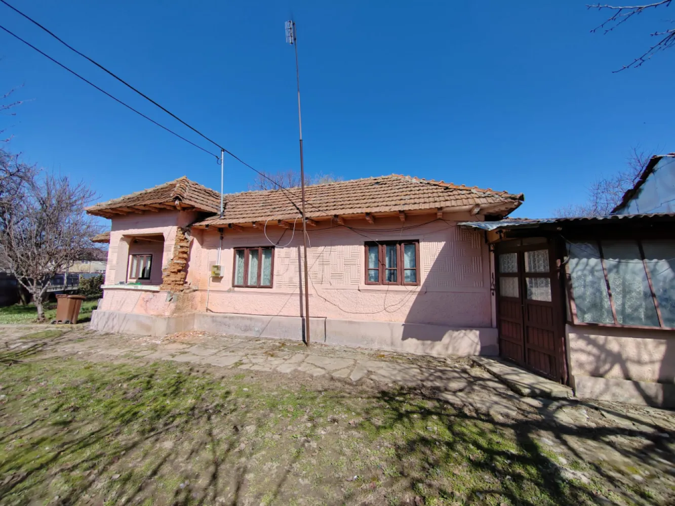 Teren generos cu deschidere 17 ml la stradă + casa– Vadul Părului, Albești, PH - &nbsp;&nbsp;VanzareCaseVadu Parului0% comision de vanzareTeren generos cu deschidere 17 ml la stradă + casa– Vadul Părului, Albești, PHVadu Parului45.000€&nbsp;ID: P250393 714 Camere 80.00 m2 800 m2 teren&nbsp;&nbsp;Detalii ProprietateNr. camere:4Nr. dormitoare:3S. utila:80.00 mpS. construita:100.00 mpS. teren:800.00 mpNr. bucatarii:1Front stradal:17.00 mAn constructie:1961Structura rezistenta:CaramidaRegim inaltime:D+PDescriereAgenția imobiliară Sebarucata Business Consulting va propune spre vânzare o proprietate situată în satul Vadul Părului, comuna Albești Paleologu (jud. Prahova). Aceasta este ideală pentru cei care își doresc liniștea zonei rurale și un teren generos pe care să îl valorifice.Casa este construită în jurul anilor 1960 și necesită renovare completă sau poate fi punctul de plecare pentru o construcție nouă. Imobilul nu a mai fost locuit de aproximativ 20 de ani.Terenul are deschidere de 17 metri la stradă, oferind acces facil și multiple posibilități de amenajare.Pe proprietate se regăsesc mai multe anexe gospodărești și un schelet de solar, care poate fi refolosit de cei interesați de grădinărit sau mici activități agricole.Curtea este spațioasă și oferă suficient loc pentru grădină, livadă sau alte amenajări.Suprafața teren intravilan :800 mpSuprafața teren extravilan: 4200 mp, în continuitatea terenului intravilan.Suprafața totală teren aferent proprietății promovate: 5000 mp.Utilități: energie electrică.Utilități pe strada/ casele vecine: gaz, apa și canalizare- in curs de racordare in sat.Vecinătăți: statie de autobuz, dispensar, școală, grădiniță, sala de sport, cămin cultural, dispensar, magazine alimentareProprietatea este potrivită pentru:- casă de vacanță la țară;- proiect de renovare;- construcție nouă pe un teren generos;- activități agricole sau grădinărit.Dacă îți dorești un loc liniștit, cu mult spațiu și potențial de transformare după propriul proiect, această proprietate poate fi o oportunitate bună.Actele pentru proprietate sunt în curs de perfectare.Comisionul agenției pentru intermedierea vânzării din partea cumpărătorului: 200 de euro.Pentru mai multe detalii sau programarea unei vizionări, va invit să mă contactati.