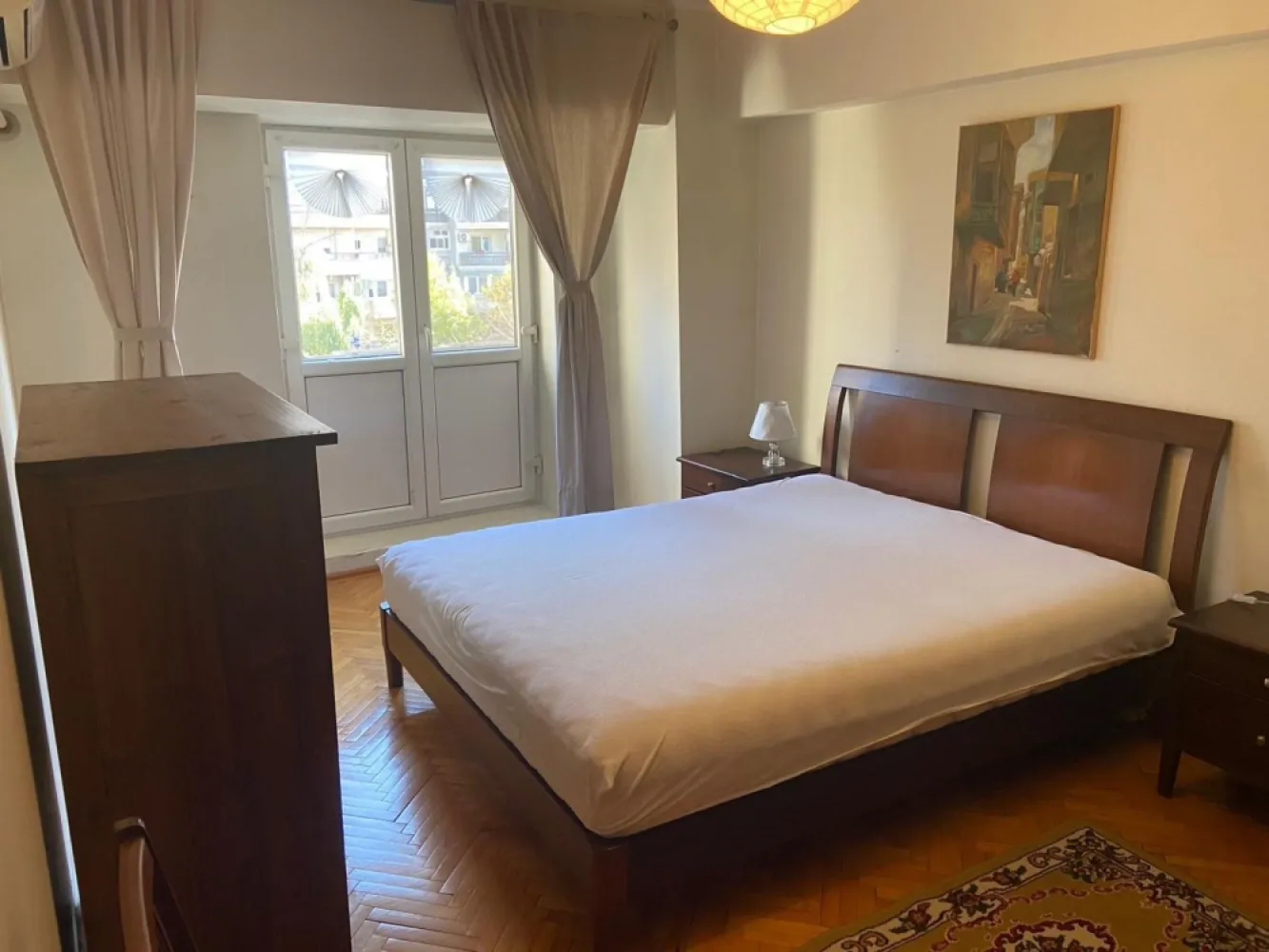 Închiriere apartament 3 camere, decomandat, zona Traian-Unirii - Apartament cu 3 camere decomandat, situat la etajul 3 din 8, într-un imobil bine întreținut, amplasat în zona Unirii. 
Proprietatea beneficiază de o compartimentare eficientă, cu camere spațioase și bine luminate natural. Apartamentul dispune de living generos, două dormitoare, bucătărie separată, baie și spații de depozitare, oferind confort și funcționalitate pentru o familie sau pentru investiție. 
Poziționarea excelentă asigură acces rapid către mijloace de transport în comun, centre comerciale, restaurante, școli și alte puncte de interes din zonă. 
Zona Unirii este una dintre cele mai căutate din oraș, oferind un stil de viață urban, dinamic și bine conectat.
Disponibil imediat . Se inchiriaza complet mobilat si utilat.
Va stam la dispozitie pentru informatii suplimentare sau pentru programarea unei vizionari.
Comisionul agentiei este de 50% din prima prima luna, iar perioada minima a inchirierii este de 12 luni.
Doar cetateni romani si fara animale.

Cu deosebita consideratie, 
Arbore Real Estate