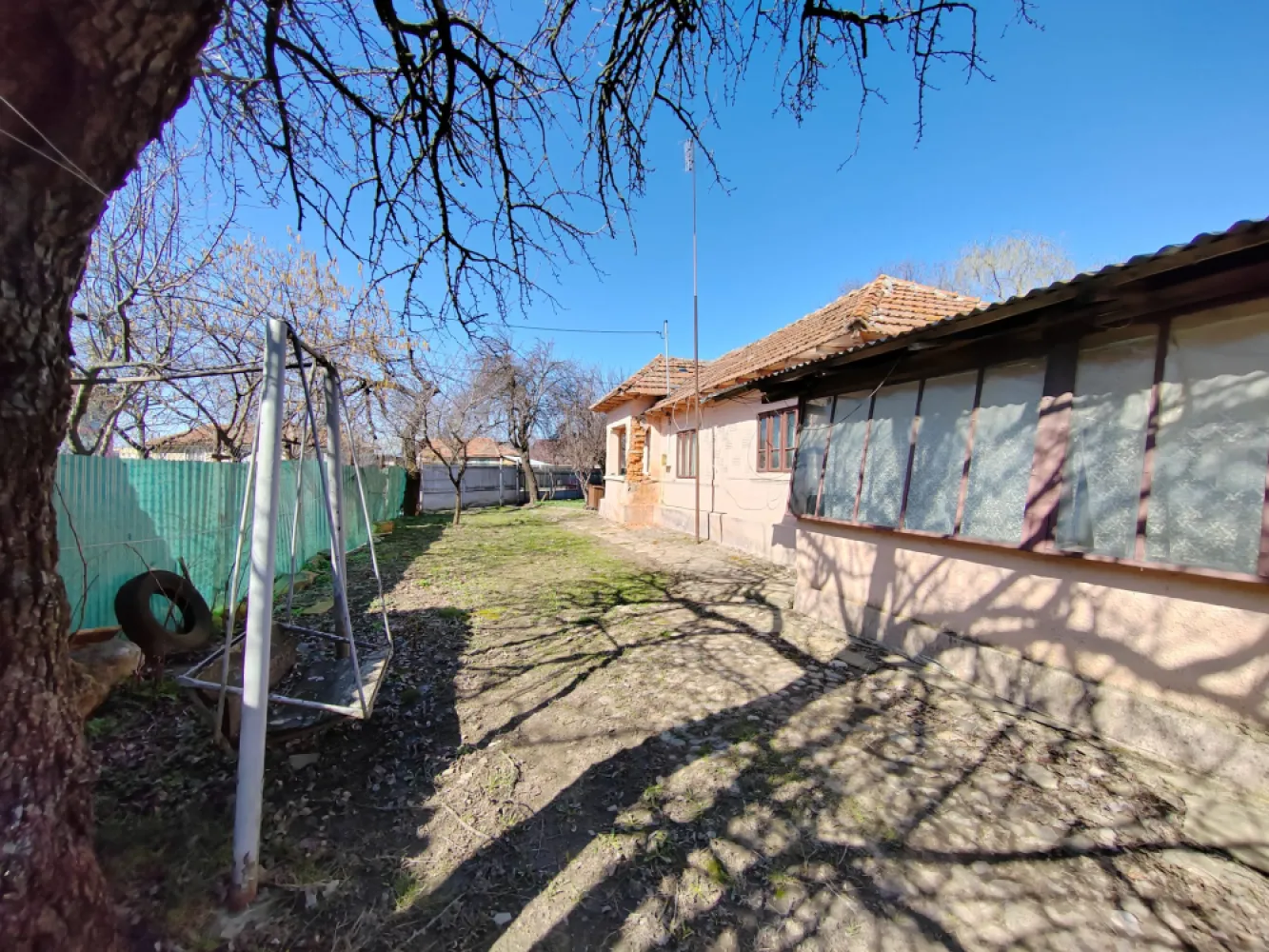 Teren generos cu deschidere 17 ml la stradă + casa– Vadul Părului, Albești, PH - &nbsp;&nbsp;VanzareCaseVadu Parului0% comision de vanzareTeren generos cu deschidere 17 ml la stradă + casa– Vadul Părului, Albești, PHVadu Parului45.000€&nbsp;ID: P250393 714 Camere 80.00 m2 800 m2 teren&nbsp;&nbsp;Detalii ProprietateNr. camere:4Nr. dormitoare:3S. utila:80.00 mpS. construita:100.00 mpS. teren:800.00 mpNr. bucatarii:1Front stradal:17.00 mAn constructie:1961Structura rezistenta:CaramidaRegim inaltime:D+PDescriereAgenția imobiliară Sebarucata Business Consulting va propune spre vânzare o proprietate situată în satul Vadul Părului, comuna Albești Paleologu (jud. Prahova). Aceasta este ideală pentru cei care își doresc liniștea zonei rurale și un teren generos pe care să îl valorifice.Casa este construită în jurul anilor 1960 și necesită renovare completă sau poate fi punctul de plecare pentru o construcție nouă. Imobilul nu a mai fost locuit de aproximativ 20 de ani.Terenul are deschidere de 17 metri la stradă, oferind acces facil și multiple posibilități de amenajare.Pe proprietate se regăsesc mai multe anexe gospodărești și un schelet de solar, care poate fi refolosit de cei interesați de grădinărit sau mici activități agricole.Curtea este spațioasă și oferă suficient loc pentru grădină, livadă sau alte amenajări.Suprafața teren intravilan :800 mpSuprafața teren extravilan: 4200 mp, în continuitatea terenului intravilan.Suprafața totală teren aferent proprietății promovate: 5000 mp.Utilități: energie electrică.Utilități pe strada/ casele vecine: gaz, apa și canalizare- in curs de racordare in sat.Vecinătăți: statie de autobuz, dispensar, școală, grădiniță, sala de sport, cămin cultural, dispensar, magazine alimentareProprietatea este potrivită pentru:- casă de vacanță la țară;- proiect de renovare;- construcție nouă pe un teren generos;- activități agricole sau grădinărit.Dacă îți dorești un loc liniștit, cu mult spațiu și potențial de transformare după propriul proiect, această proprietate poate fi o oportunitate bună.Actele pentru proprietate sunt în curs de perfectare.Comisionul agenției pentru intermedierea vânzării din partea cumpărătorului: 200 de euro.Pentru mai multe detalii sau programarea unei vizionări, va invit să mă contactati.