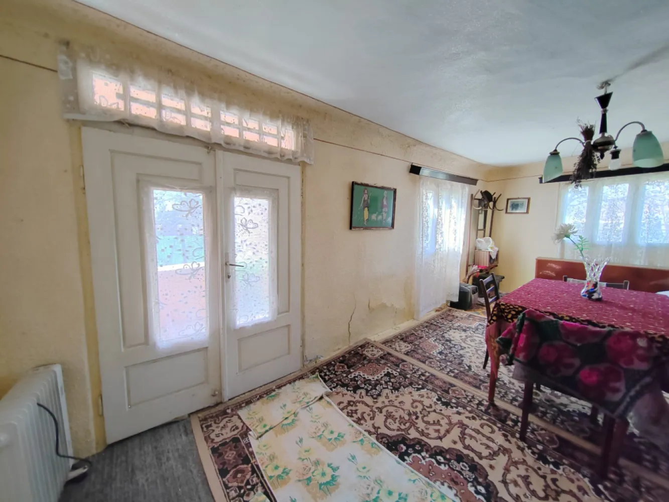 Teren generos cu deschidere 17 ml la stradă + casa– Vadul Părului, Albești, PH - &nbsp;&nbsp;VanzareCaseVadu Parului0% comision de vanzareTeren generos cu deschidere 17 ml la stradă + casa– Vadul Părului, Albești, PHVadu Parului45.000€&nbsp;ID: P250393 714 Camere 80.00 m2 800 m2 teren&nbsp;&nbsp;Detalii ProprietateNr. camere:4Nr. dormitoare:3S. utila:80.00 mpS. construita:100.00 mpS. teren:800.00 mpNr. bucatarii:1Front stradal:17.00 mAn constructie:1961Structura rezistenta:CaramidaRegim inaltime:D+PDescriereAgenția imobiliară Sebarucata Business Consulting va propune spre vânzare o proprietate situată în satul Vadul Părului, comuna Albești Paleologu (jud. Prahova). Aceasta este ideală pentru cei care își doresc liniștea zonei rurale și un teren generos pe care să îl valorifice.Casa este construită în jurul anilor 1960 și necesită renovare completă sau poate fi punctul de plecare pentru o construcție nouă. Imobilul nu a mai fost locuit de aproximativ 20 de ani.Terenul are deschidere de 17 metri la stradă, oferind acces facil și multiple posibilități de amenajare.Pe proprietate se regăsesc mai multe anexe gospodărești și un schelet de solar, care poate fi refolosit de cei interesați de grădinărit sau mici activități agricole.Curtea este spațioasă și oferă suficient loc pentru grădină, livadă sau alte amenajări.Suprafața teren intravilan :800 mpSuprafața teren extravilan: 4200 mp, în continuitatea terenului intravilan.Suprafața totală teren aferent proprietății promovate: 5000 mp.Utilități: energie electrică.Utilități pe strada/ casele vecine: gaz, apa și canalizare- in curs de racordare in sat.Vecinătăți: statie de autobuz, dispensar, școală, grădiniță, sala de sport, cămin cultural, dispensar, magazine alimentareProprietatea este potrivită pentru:- casă de vacanță la țară;- proiect de renovare;- construcție nouă pe un teren generos;- activități agricole sau grădinărit.Dacă îți dorești un loc liniștit, cu mult spațiu și potențial de transformare după propriul proiect, această proprietate poate fi o oportunitate bună.Actele pentru proprietate sunt în curs de perfectare.Comisionul agenției pentru intermedierea vânzării din partea cumpărătorului: 200 de euro.Pentru mai multe detalii sau programarea unei vizionări, va invit să mă contactati.