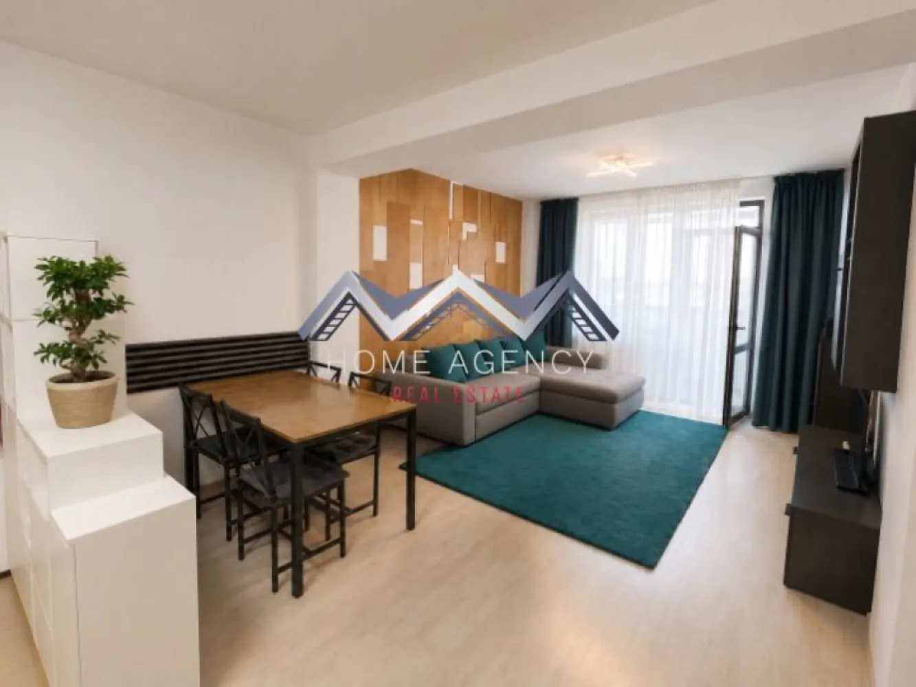 Apartament 2 camere - Vă propunem, spre vânzare, un apartament cu 2 camere, situat într-un imobil construit în anul 2008, în apropierea noului centru al orașului Otopeni, într-o zonă care oferă acces rapid la facilitățile de zi cu zi și la transportul public.

Unul dintre punctele forte ale proprietății este compartimentarea. Bucătăria este închisă, holul dispune de spații de depozitare, iar fiecare cameră are acces către un balcon. Livingul beneficiază de balcon propriu, iar dormitorul și bucătăria comunică cu un balcon lung, împărțit în două zone printr-o ușă, o soluție practică pentru organizarea spațiului.

Apartamentul se vinde mobilat și utilat, fiind pregătit pentru mutare imediată. Amenajarea actuală oferă confort și funcționalitate, iar viitorul proprietar o poate personaliza în timp, în funcție de propriul stil, buget și preferințe.

Este situat la etajul 3/3 mansardat. Un detaliu important este faptul că deasupra apartamentului există placă din beton turnată și acces în pod, un avantaj atât din perspectiva confortului, cât și a spațiului suplimentar de depozitare.

Orientarea spre Sud pentru dormitor și bucătărie, respectiv Est pentru living, oferă lumină naturală pe tot parcursul zilei, în funcție de fiecare încăpere.

Zona reprezintă un alt argument în favoarea proprietății. În câteva minute de mers pe jos ai acces la Mega Image Non-Stop, Lidl, restaurante, farmacii, magazine și viitoarea galerie Kaufland. Stația de autobuz Linia Albastră se află la un minut de mers pe jos, astfel încât multe dintre deplasările zilnice pot fi făcute fără a depinde exclusiv de mașină.

Considerăm că apartamentul se potrivește atât celor care caută o locuință pentru uz propriu, cât și celor interesați de o investiție într-o zonă aflată în continuă dezvoltare, unde cererea pentru închiriere și cumpărare se menține ridicată.

Notă: Pentru protejarea intimității proprietarilor, fotografiile au fost prelucrate prin eliminarea obiectelor personale, fără a modifica compartimentarea sau caracteristicile proprietății. Pentru mai multe detalii despre apartament și pentru a stabili dacă se potrivește cerințelor dumneavoastră, vă invităm să ne contactați telefonic.