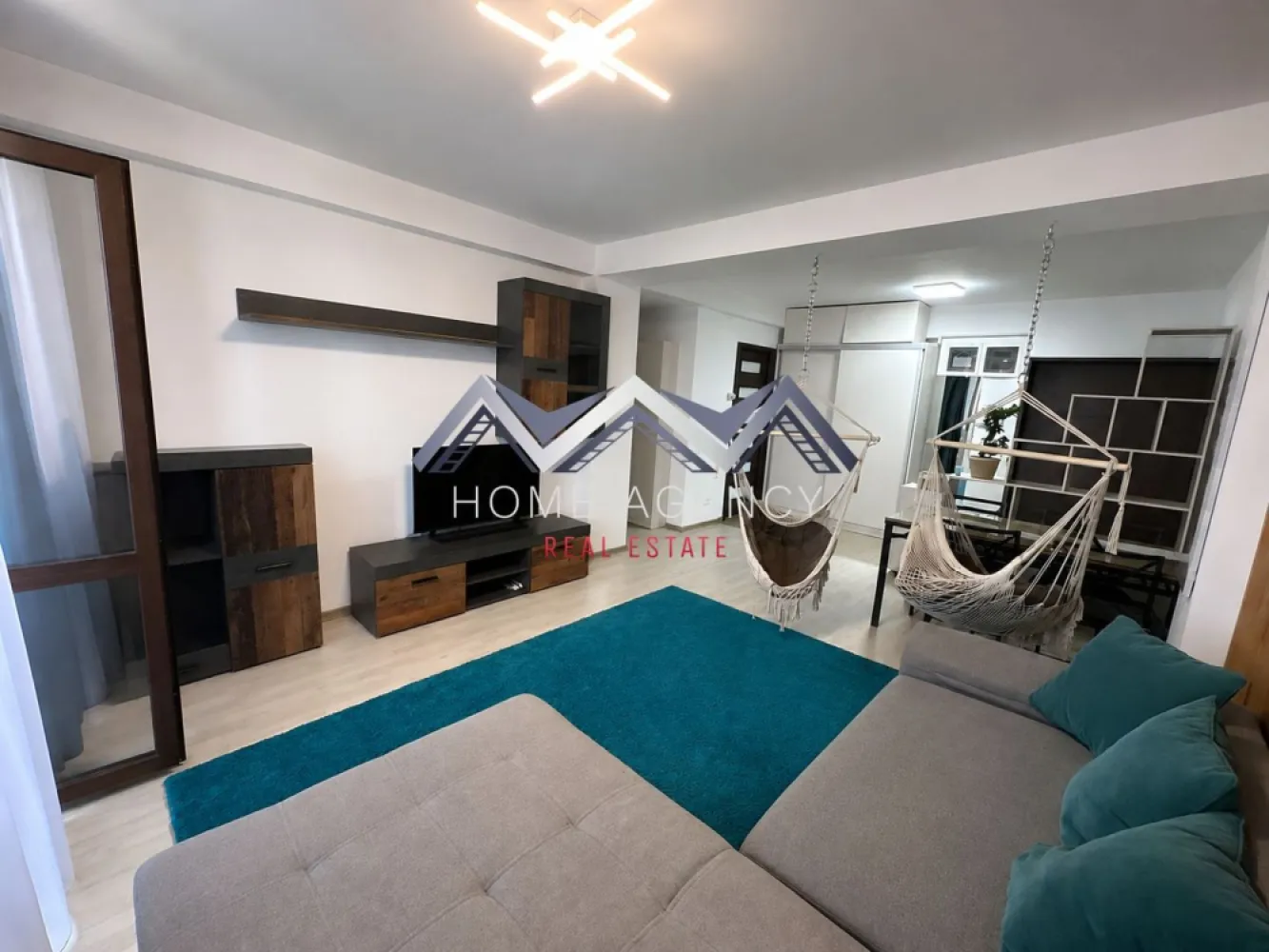 Apartament 2 camere - Vă propunem, spre vânzare, un apartament cu 2 camere, situat într-un imobil construit în anul 2008, în apropierea noului centru al orașului Otopeni, într-o zonă care oferă acces rapid la facilitățile de zi cu zi și la transportul public.

Unul dintre punctele forte ale proprietății este compartimentarea. Bucătăria este închisă, holul dispune de spații de depozitare, iar fiecare cameră are acces către un balcon. Livingul beneficiază de balcon propriu, iar dormitorul și bucătăria comunică cu un balcon lung, împărțit în două zone printr-o ușă, o soluție practică pentru organizarea spațiului.

Apartamentul se vinde mobilat și utilat, fiind pregătit pentru mutare imediată. Amenajarea actuală oferă confort și funcționalitate, iar viitorul proprietar o poate personaliza în timp, în funcție de propriul stil, buget și preferințe.

Este situat la etajul 3/3 mansardat. Un detaliu important este faptul că deasupra apartamentului există placă din beton turnată și acces în pod, un avantaj atât din perspectiva confortului, cât și a spațiului suplimentar de depozitare.

Orientarea spre Sud pentru dormitor și bucătărie, respectiv Est pentru living, oferă lumină naturală pe tot parcursul zilei, în funcție de fiecare încăpere.

Zona reprezintă un alt argument în favoarea proprietății. În câteva minute de mers pe jos ai acces la Mega Image Non-Stop, Lidl, restaurante, farmacii, magazine și viitoarea galerie Kaufland. Stația de autobuz Linia Albastră se află la un minut de mers pe jos, astfel încât multe dintre deplasările zilnice pot fi făcute fără a depinde exclusiv de mașină.

Considerăm că apartamentul se potrivește atât celor care caută o locuință pentru uz propriu, cât și celor interesați de o investiție într-o zonă aflată în continuă dezvoltare, unde cererea pentru închiriere și cumpărare se menține ridicată.

Notă: Pentru protejarea intimității proprietarilor, fotografiile au fost prelucrate prin eliminarea obiectelor personale, fără a modifica compartimentarea sau caracteristicile proprietății. Pentru mai multe detalii despre apartament și pentru a stabili dacă se potrivește cerințelor dumneavoastră, vă invităm să ne contactați telefonic.