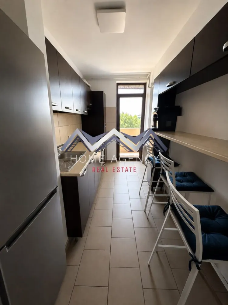 Apartament 2 camere - Vă propunem, spre vânzare, un apartament cu 2 camere, situat într-un imobil construit în anul 2008, în apropierea noului centru al orașului Otopeni, într-o zonă care oferă acces rapid la facilitățile de zi cu zi și la transportul public.

Unul dintre punctele forte ale proprietății este compartimentarea. Bucătăria este închisă, holul dispune de spații de depozitare, iar fiecare cameră are acces către un balcon. Livingul beneficiază de balcon propriu, iar dormitorul și bucătăria comunică cu un balcon lung, împărțit în două zone printr-o ușă, o soluție practică pentru organizarea spațiului.

Apartamentul se vinde mobilat și utilat, fiind pregătit pentru mutare imediată. Amenajarea actuală oferă confort și funcționalitate, iar viitorul proprietar o poate personaliza în timp, în funcție de propriul stil, buget și preferințe.

Este situat la etajul 3/3 mansardat. Un detaliu important este faptul că deasupra apartamentului există placă din beton turnată și acces în pod, un avantaj atât din perspectiva confortului, cât și a spațiului suplimentar de depozitare.

Orientarea spre Sud pentru dormitor și bucătărie, respectiv Est pentru living, oferă lumină naturală pe tot parcursul zilei, în funcție de fiecare încăpere.

Zona reprezintă un alt argument în favoarea proprietății. În câteva minute de mers pe jos ai acces la Mega Image Non-Stop, Lidl, restaurante, farmacii, magazine și viitoarea galerie Kaufland. Stația de autobuz Linia Albastră se află la un minut de mers pe jos, astfel încât multe dintre deplasările zilnice pot fi făcute fără a depinde exclusiv de mașină.

Considerăm că apartamentul se potrivește atât celor care caută o locuință pentru uz propriu, cât și celor interesați de o investiție într-o zonă aflată în continuă dezvoltare, unde cererea pentru închiriere și cumpărare se menține ridicată.

Notă: Pentru protejarea intimității proprietarilor, fotografiile au fost prelucrate prin eliminarea obiectelor personale, fără a modifica compartimentarea sau caracteristicile proprietății. Pentru mai multe detalii despre apartament și pentru a stabili dacă se potrivește cerințelor dumneavoastră, vă invităm să ne contactați telefonic.