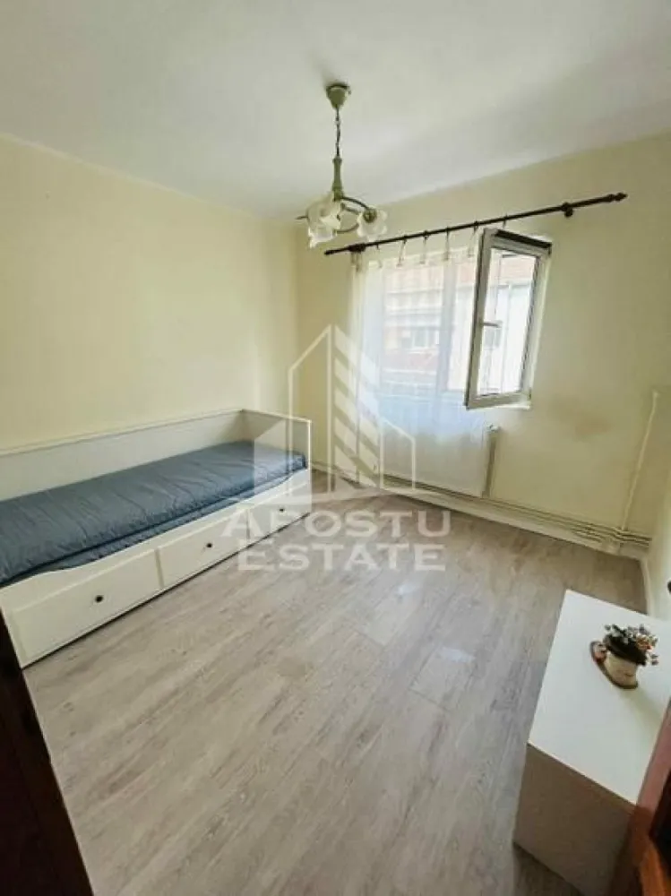 Apartament cu 3 camere in Complexul Studentesc - Apostu Estate va ofera spre vânzare apartament cu 3 camere, ultraspatios, in zona complexul Studențesc la doar 15 minute de mers pe jos de Piata Operei.
 Apartament este la etaj 4 cu suprafata de 75 MP2 compartimentat astfel:
- 1 Bucatarie, 1 living, 2 Dormitoare, 2 bai, 2 balcoane, 2 holuri carea dispun de spatii de depozitare.
Apartamentul prezinta amenajari moderne precum: gresie si faianta, aer conditionat, tamplarie exterioara din PVC cu geam termopan.
 Confortul termic se realizeaza prin intermediul incalzirii cu centrala proprie pe gaz cu calorifere.
Se vinde complet mobilat si utilat + electrocasnice ( AC , masina de spalat, 1 televizor, hota). Apartamentul dispune de vedere panoramica asupra orasului.
Se accepta variante de creditare ,pentru mai multe informații vă stăm la dispoziție telefonic!
 Va așteptăm cu drag la o vizionare!