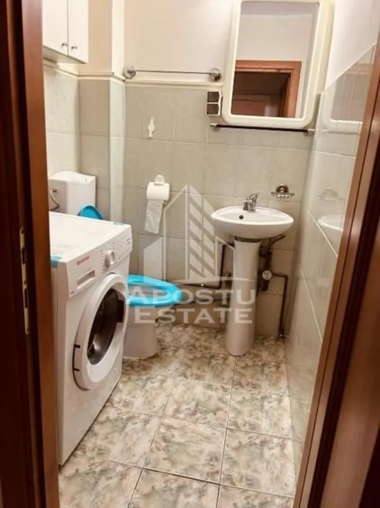 Apartament cu 3 camere in Complexul Studentesc - Apostu Estate va ofera spre vânzare apartament cu 3 camere, ultraspatios, in zona complexul Studențesc la doar 15 minute de mers pe jos de Piata Operei.
 Apartament este la etaj 4 cu suprafata de 75 MP2 compartimentat astfel:
- 1 Bucatarie, 1 living, 2 Dormitoare, 2 bai, 2 balcoane, 2 holuri carea dispun de spatii de depozitare.
Apartamentul prezinta amenajari moderne precum: gresie si faianta, aer conditionat, tamplarie exterioara din PVC cu geam termopan.
 Confortul termic se realizeaza prin intermediul incalzirii cu centrala proprie pe gaz cu calorifere.
Se vinde complet mobilat si utilat + electrocasnice ( AC , masina de spalat, 1 televizor, hota). Apartamentul dispune de vedere panoramica asupra orasului.
Se accepta variante de creditare ,pentru mai multe informații vă stăm la dispoziție telefonic!
 Va așteptăm cu drag la o vizionare!
