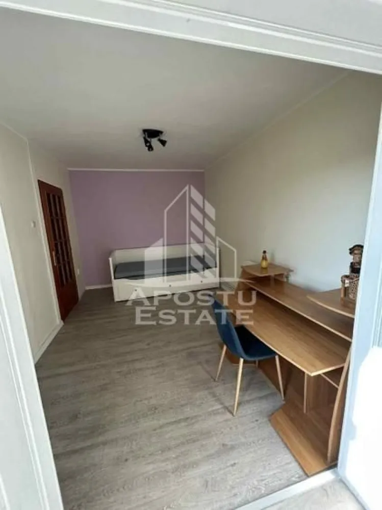 Apartament cu 3 camere in Complexul Studentesc - Apostu Estate va ofera spre vânzare apartament cu 3 camere, ultraspatios, in zona complexul Studențesc la doar 15 minute de mers pe jos de Piata Operei.
 Apartament este la etaj 4 cu suprafata de 75 MP2 compartimentat astfel:
- 1 Bucatarie, 1 living, 2 Dormitoare, 2 bai, 2 balcoane, 2 holuri carea dispun de spatii de depozitare.
Apartamentul prezinta amenajari moderne precum: gresie si faianta, aer conditionat, tamplarie exterioara din PVC cu geam termopan.
 Confortul termic se realizeaza prin intermediul incalzirii cu centrala proprie pe gaz cu calorifere.
Se vinde complet mobilat si utilat + electrocasnice ( AC , masina de spalat, 1 televizor, hota). Apartamentul dispune de vedere panoramica asupra orasului.
Se accepta variante de creditare ,pentru mai multe informații vă stăm la dispoziție telefonic!
 Va așteptăm cu drag la o vizionare!