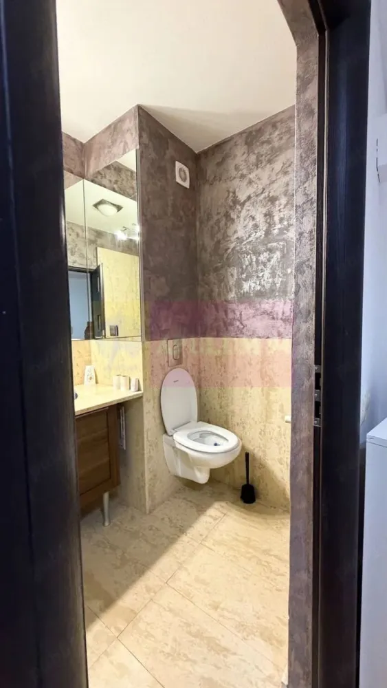 Vanzare apartament 2 camere Dristor-Mihai Bravu - Compania Imobiliara Apulum94 va propune pentru cumparare un apartament de 2 camere aflat in zona Dristor-Mihai Bravu la maxim 8 minute de ststie de metrou, la cateva minute de statie de tranvai: 1, 10, 23, sau autobuzele 123 si 135. Blocul a fost construit in 2008, are doar 4 etaje, iar acett apartament este la etajul 1. Apartamentul este cu bucatarie deschisa, este amenajat cu gresie, faianta, parchet, trmopan, usa metalica, centrala termica proprie, aer conditionat. Se vinde mobilat si utilat. Blocul are lift si rampa la intrare. In proximitate se gasesc magazine precum Kaufland, Jisk, ,DM, Deichman, Mall-Vitan