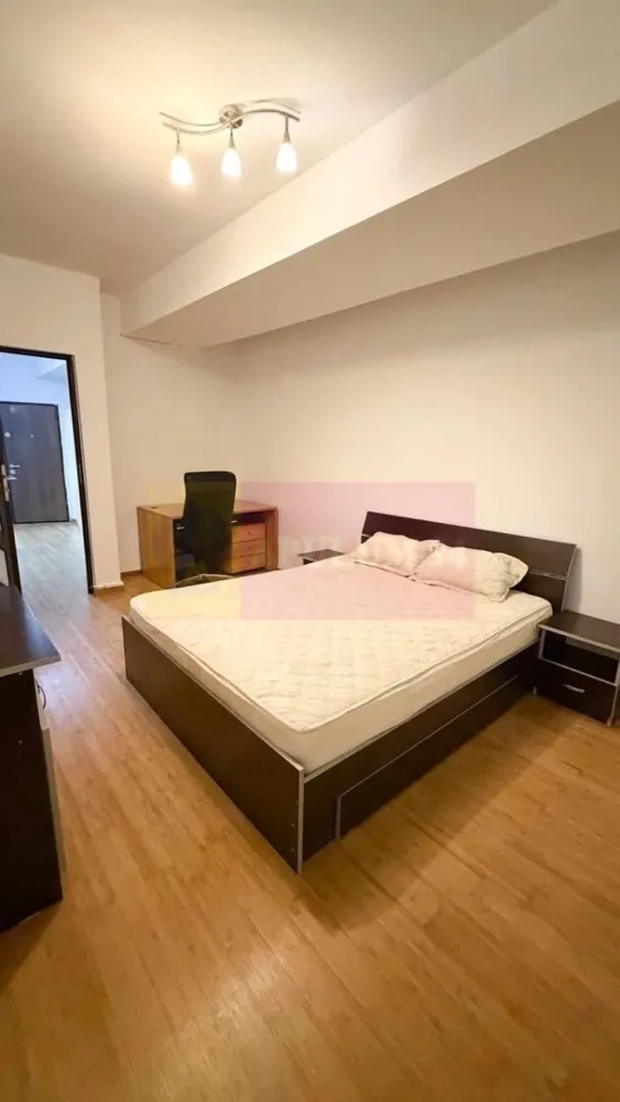 Vanzare apartament 2 camere Dristor-Mihai Bravu - Compania Imobiliara Apulum94 va propune pentru cumparare un apartament de 2 camere aflat in zona Dristor-Mihai Bravu la maxim 8 minute de ststie de metrou, la cateva minute de statie de tranvai: 1, 10, 23, sau autobuzele 123 si 135. Blocul a fost construit in 2008, are doar 4 etaje, iar acett apartament este la etajul 1. Apartamentul este cu bucatarie deschisa, este amenajat cu gresie, faianta, parchet, trmopan, usa metalica, centrala termica proprie, aer conditionat. Se vinde mobilat si utilat. Blocul are lift si rampa la intrare. In proximitate se gasesc magazine precum Kaufland, Jisk, ,DM, Deichman, Mall-Vitan