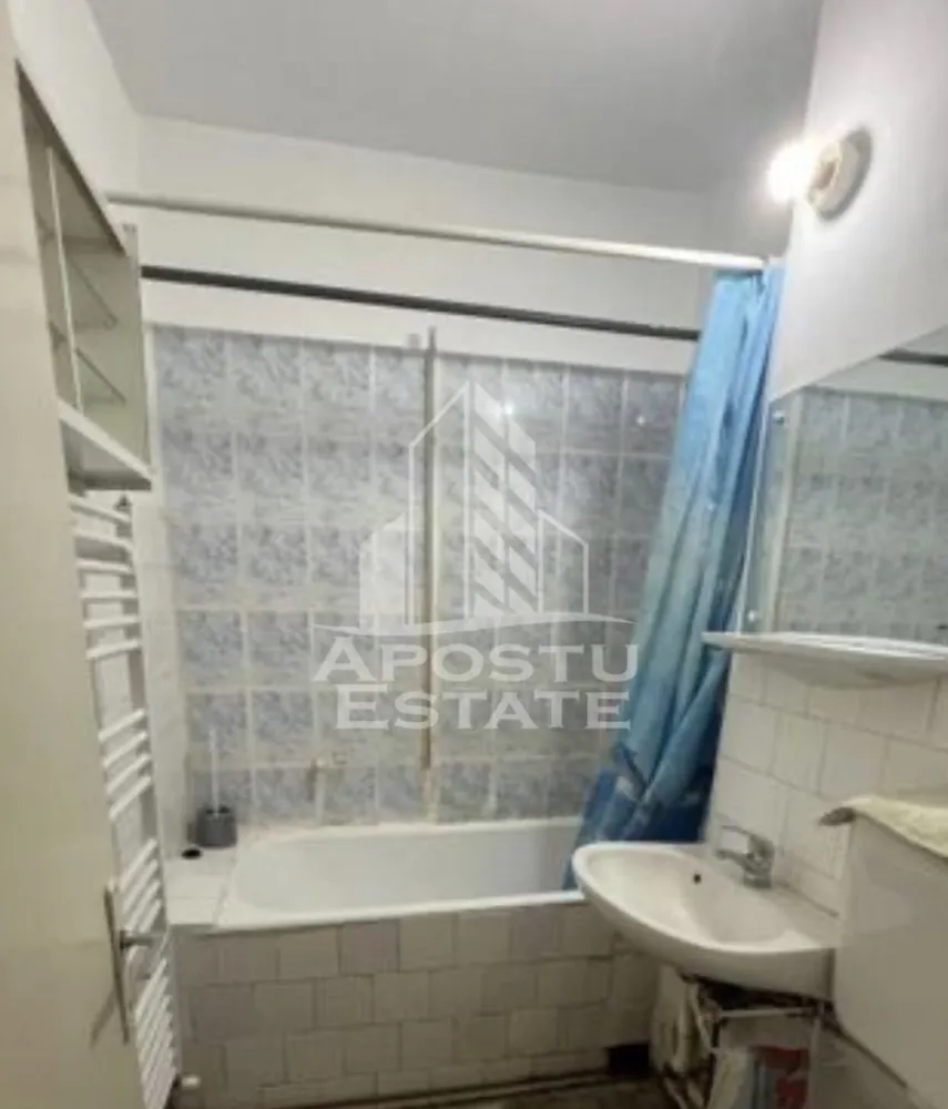Apartament 2 camere, 55 mp + boxă, Complex Studențesc /Sala Olimpia - Apostu Estate va oferă spre vânzare apartament cu 2 camere și boxă în Complexul Studențesc 
Suprafață utilă: aprox. 55 mp
Boxă proprie: 2 mp
Bloc cu lift modernizat / schimbat recent
Bloc izolat termic
Exterior îngrijit
Structură: ciment / oțel-beton

Suprafață utilă conform releveu: 53,4 mp
Logie închisă și izolată: 3,6 mp
Suprafață totală folosibilă: 57 mp

Compartimentare:

hol: 5,1 mp
bucătărie: 8,1 mp
living: 17,3 mp
dormitor: 15,6 mp
hol secundar: 2 mp
baie: 3,3 mp
logie închisă și izolată: 3,6 mp
boxă: 2 mp

Dotări / lucrări deja făcute:

centrală nouă Vaillant, nefolosită
calorifere noi, nefolosite
geamuri termopan
logie închisă și izolată
bloc izolat termic
exterior îngrijit
lift modernizat / schimbat recent
scară luminoasă
țevi comune recent înlocuite
pluvială recent înlocuită
parchet existent cu posibilitate de recondiționare.

Alte detalii:

mobilierul rămas în apartament se eliberează de către proprietar

Avantaje zonă:

parcare facilă atât în fața, cât și în spatele blocului
zonă verde generoasă până la intrarea în bloc, cu efect de retragere față de zgomotul stradal
intimitate mai bună față de stradă .
 Vă așteptăm cu drag la o vizionare!cu mai multe detalii vă stăm la diapoziti telefonic .