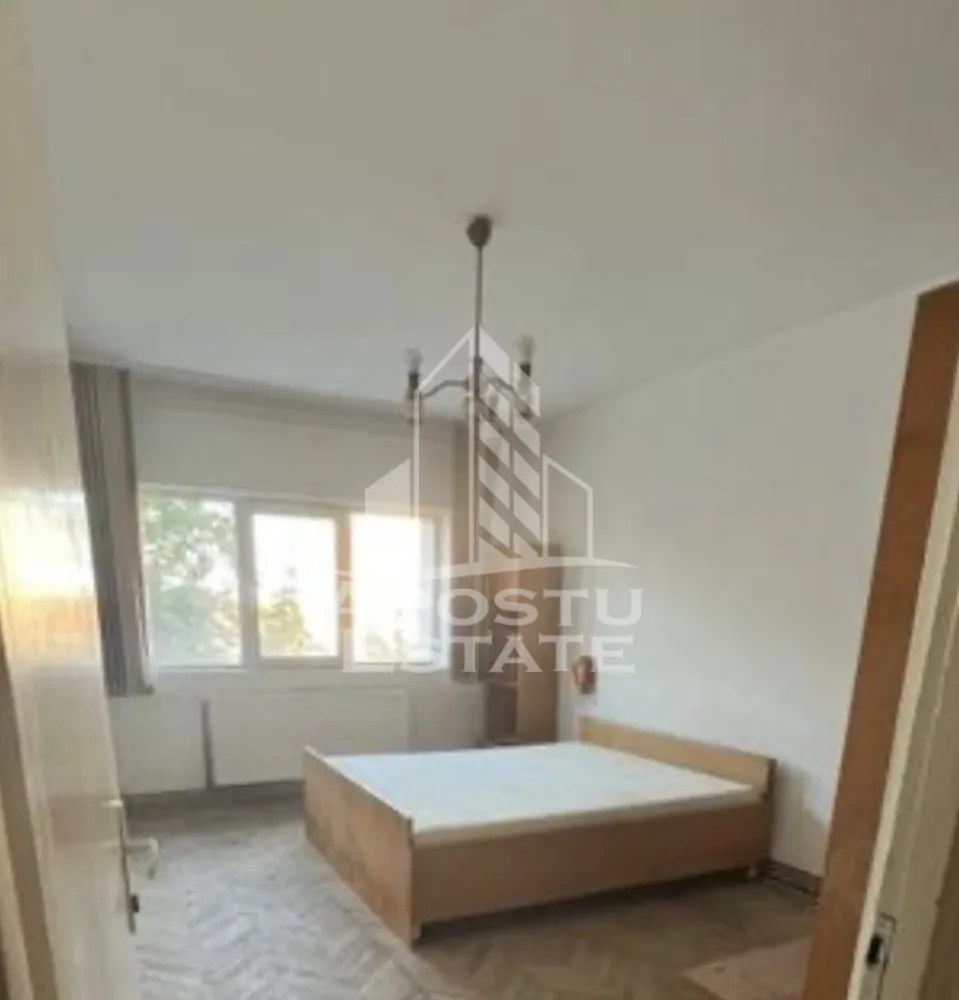 Apartament 2 camere, 55 mp + boxă, Complex Studențesc /Sala Olimpia - Apostu Estate va oferă spre vânzare apartament cu 2 camere și boxă în Complexul Studențesc 
Suprafață utilă: aprox. 55 mp
Boxă proprie: 2 mp
Bloc cu lift modernizat / schimbat recent
Bloc izolat termic
Exterior îngrijit
Structură: ciment / oțel-beton

Suprafață utilă conform releveu: 53,4 mp
Logie închisă și izolată: 3,6 mp
Suprafață totală folosibilă: 57 mp

Compartimentare:

hol: 5,1 mp
bucătărie: 8,1 mp
living: 17,3 mp
dormitor: 15,6 mp
hol secundar: 2 mp
baie: 3,3 mp
logie închisă și izolată: 3,6 mp
boxă: 2 mp

Dotări / lucrări deja făcute:

centrală nouă Vaillant, nefolosită
calorifere noi, nefolosite
geamuri termopan
logie închisă și izolată
bloc izolat termic
exterior îngrijit
lift modernizat / schimbat recent
scară luminoasă
țevi comune recent înlocuite
pluvială recent înlocuită
parchet existent cu posibilitate de recondiționare.

Alte detalii:

mobilierul rămas în apartament se eliberează de către proprietar

Avantaje zonă:

parcare facilă atât în fața, cât și în spatele blocului
zonă verde generoasă până la intrarea în bloc, cu efect de retragere față de zgomotul stradal
intimitate mai bună față de stradă .
 Vă așteptăm cu drag la o vizionare!cu mai multe detalii vă stăm la diapoziti telefonic .