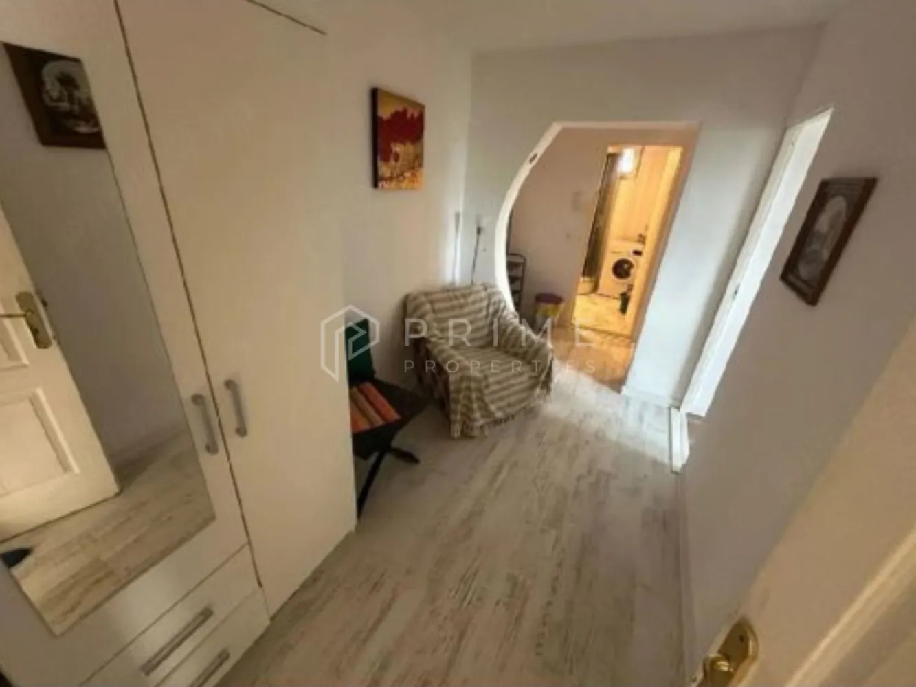 DE ÎNCHIRIAT: Apartament cu 2 camere, complet utilat - Vă propunem spre închiriere un apartament cu 2 camere, complet mobilat și echipat, situat într-o zonă excelentă și foarte căutată din Târgu Mureș, în imediata apropiere a Bulevardului Cetății. Proprietatea se află la o distanță de aproximativ 10 minute de mers pe jos de universitatea UMFST, fiind o opțiune ideală pentru studenți, cadre medicale sau tineri profesioniști.

Locuința dispune de toate utilitățile necesare unui stil de viață modern și confortabil, spațiul fiind optimizat pentru a oferi funcționalitate deplină.

Dotări și Avantaje:
Complet mobilat și utilat: Pregătit în totalitate pentru o mutare rapidă, fără alte investiții din partea viitorului locatar.
Localizare strategică: Acces extrem de facil către universitate, zone verzi, restaurante, cafenele și mijloace de transport în comun.
Liniște și confort: Situat într-un perimetru aerisit, aproape de principalele puncte de interes ale orașului.
Politica locuinței:
Proprietatea se adresează exclusiv persoanelor care nu dețin animale de companie.
Disponibilitate imediată (gata de mutare din luna Iulie).

Condiții Financiare
Preț chirie: 480 EUR / lună
Garanție: Se percepe avansul pe o lună de chirie
Comision agenție: 50% din valoarea primei luni de chirie (se achită o singură dată, la semnarea contractului)

Promisiunea Prime Properties
La Prime Properties, vă oferim siguranță, transparență și servicii impecabile pe tot parcursul drumului către casa ideală. Dacă această proprietate nu corespunde în totalitate nevoilor dumneavoastră, lăsați-ne să găsim împreună alternativa potrivită stilului dumneavoastră de viață.

💬 Pentru detalii suplimentare și programarea unei vizionări private, vă invităm să ne contactați prin mesaj privat.