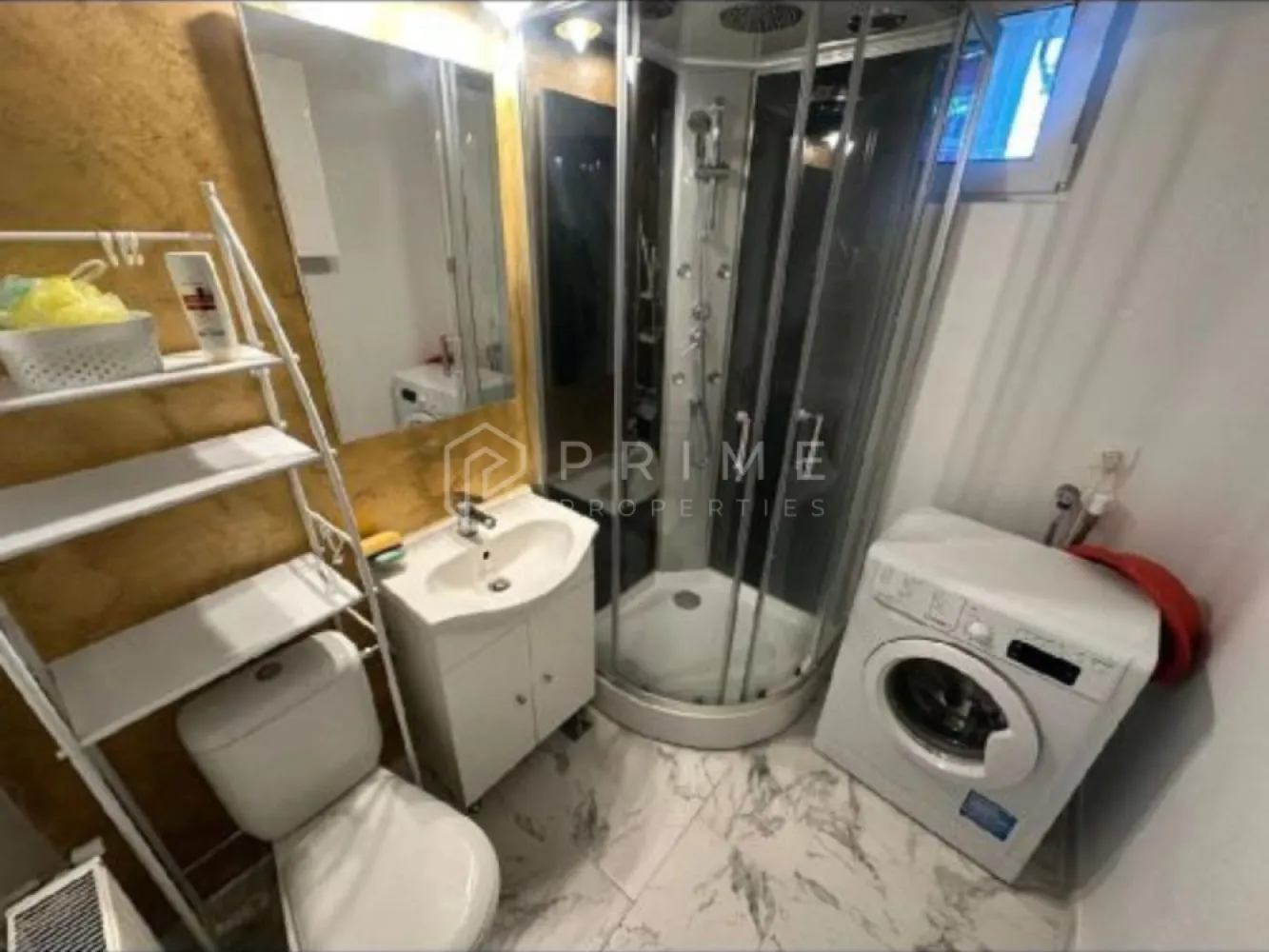 DE ÎNCHIRIAT: Apartament cu 2 camere, complet utilat - Vă propunem spre închiriere un apartament cu 2 camere, complet mobilat și echipat, situat într-o zonă excelentă și foarte căutată din Târgu Mureș, în imediata apropiere a Bulevardului Cetății. Proprietatea se află la o distanță de aproximativ 10 minute de mers pe jos de universitatea UMFST, fiind o opțiune ideală pentru studenți, cadre medicale sau tineri profesioniști.

Locuința dispune de toate utilitățile necesare unui stil de viață modern și confortabil, spațiul fiind optimizat pentru a oferi funcționalitate deplină.

Dotări și Avantaje:
Complet mobilat și utilat: Pregătit în totalitate pentru o mutare rapidă, fără alte investiții din partea viitorului locatar.
Localizare strategică: Acces extrem de facil către universitate, zone verzi, restaurante, cafenele și mijloace de transport în comun.
Liniște și confort: Situat într-un perimetru aerisit, aproape de principalele puncte de interes ale orașului.
Politica locuinței:
Proprietatea se adresează exclusiv persoanelor care nu dețin animale de companie.
Disponibilitate imediată (gata de mutare din luna Iulie).

Condiții Financiare
Preț chirie: 480 EUR / lună
Garanție: Se percepe avansul pe o lună de chirie
Comision agenție: 50% din valoarea primei luni de chirie (se achită o singură dată, la semnarea contractului)

Promisiunea Prime Properties
La Prime Properties, vă oferim siguranță, transparență și servicii impecabile pe tot parcursul drumului către casa ideală. Dacă această proprietate nu corespunde în totalitate nevoilor dumneavoastră, lăsați-ne să găsim împreună alternativa potrivită stilului dumneavoastră de viață.

💬 Pentru detalii suplimentare și programarea unei vizionări private, vă invităm să ne contactați prin mesaj privat.